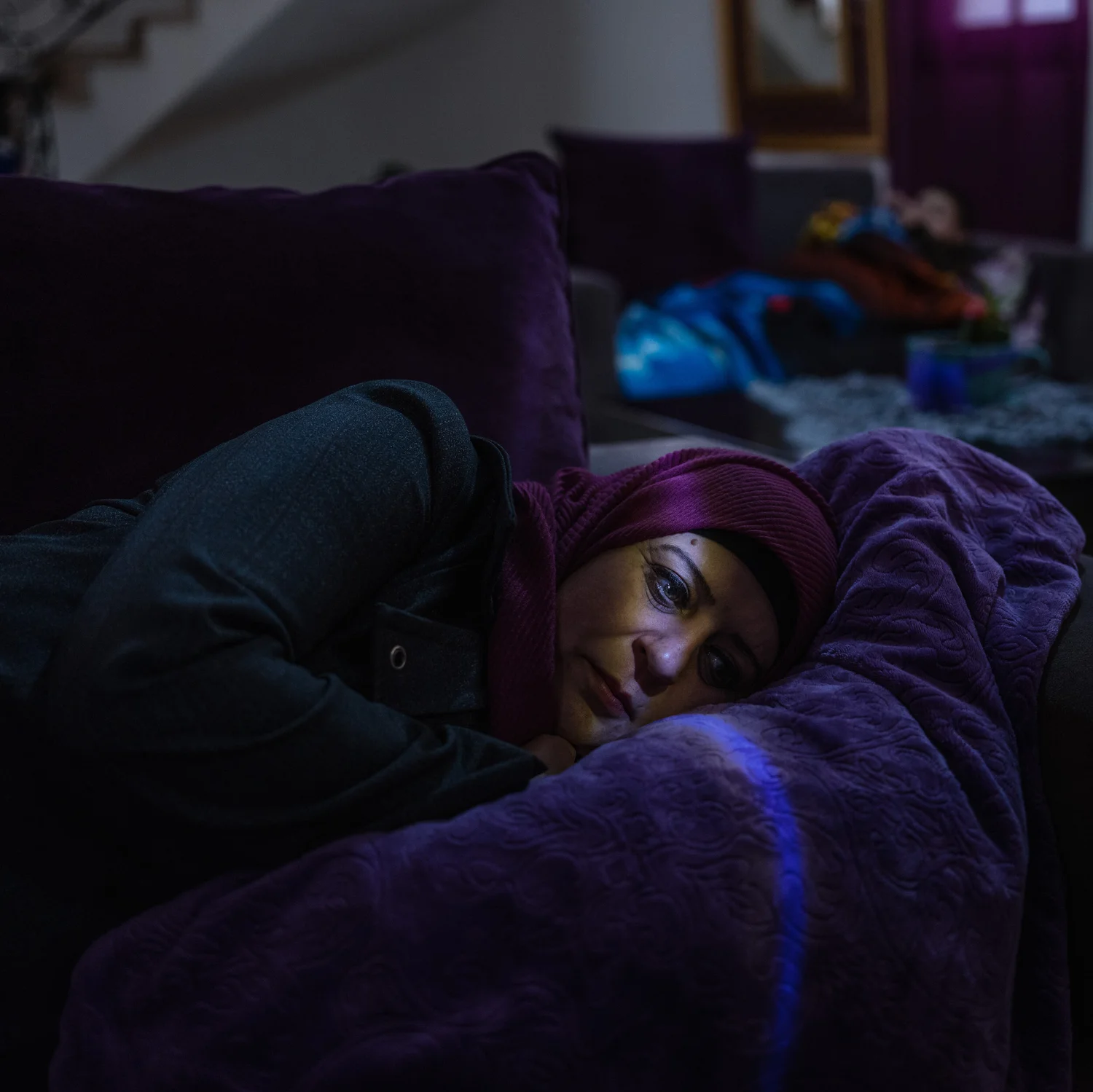 Una donna distesa su un divano viola, dal progetto Habibi di Antonio Faccilongo