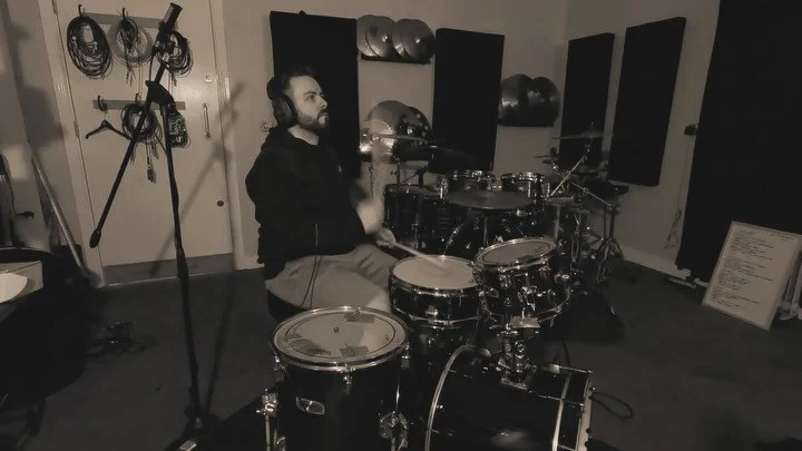 Pulled out the mini kit for a gig and decided to have a mess around and get some crunchy drum tones. Wrote a little tune to go with it too, using the @uaudio Dream 56 and Lion plugins for tasty guitar tones 👅

Swipe for some raw crunchy drums 🥁

Al