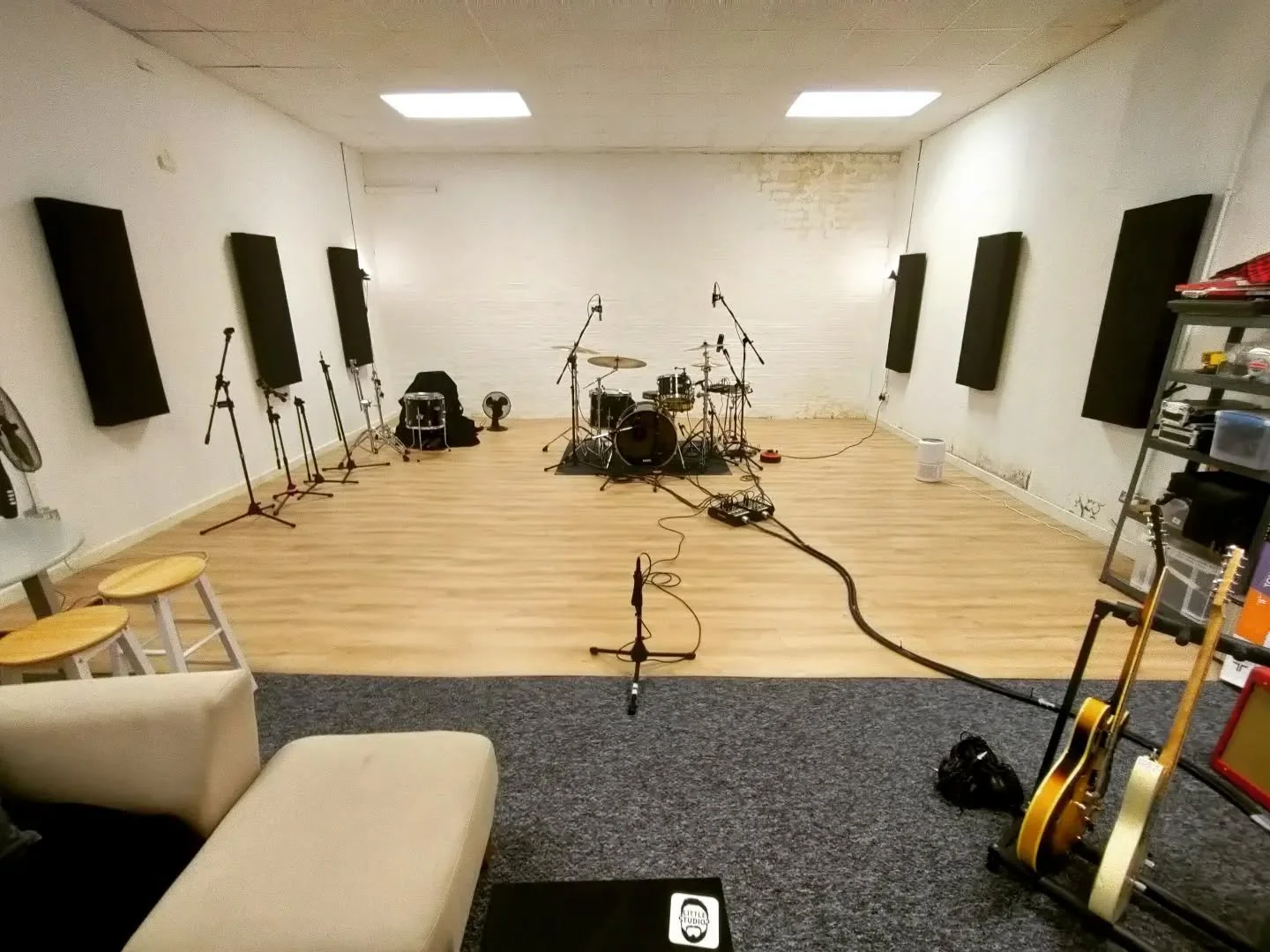 Gave the studio a clean ahead of a drum session tomorrow, worthy of a quick snap 📷

If you're looking to record some music this year drop me a message or visit the link in the bio! 

#recordingstudio #glasgow #music #drums #guitar