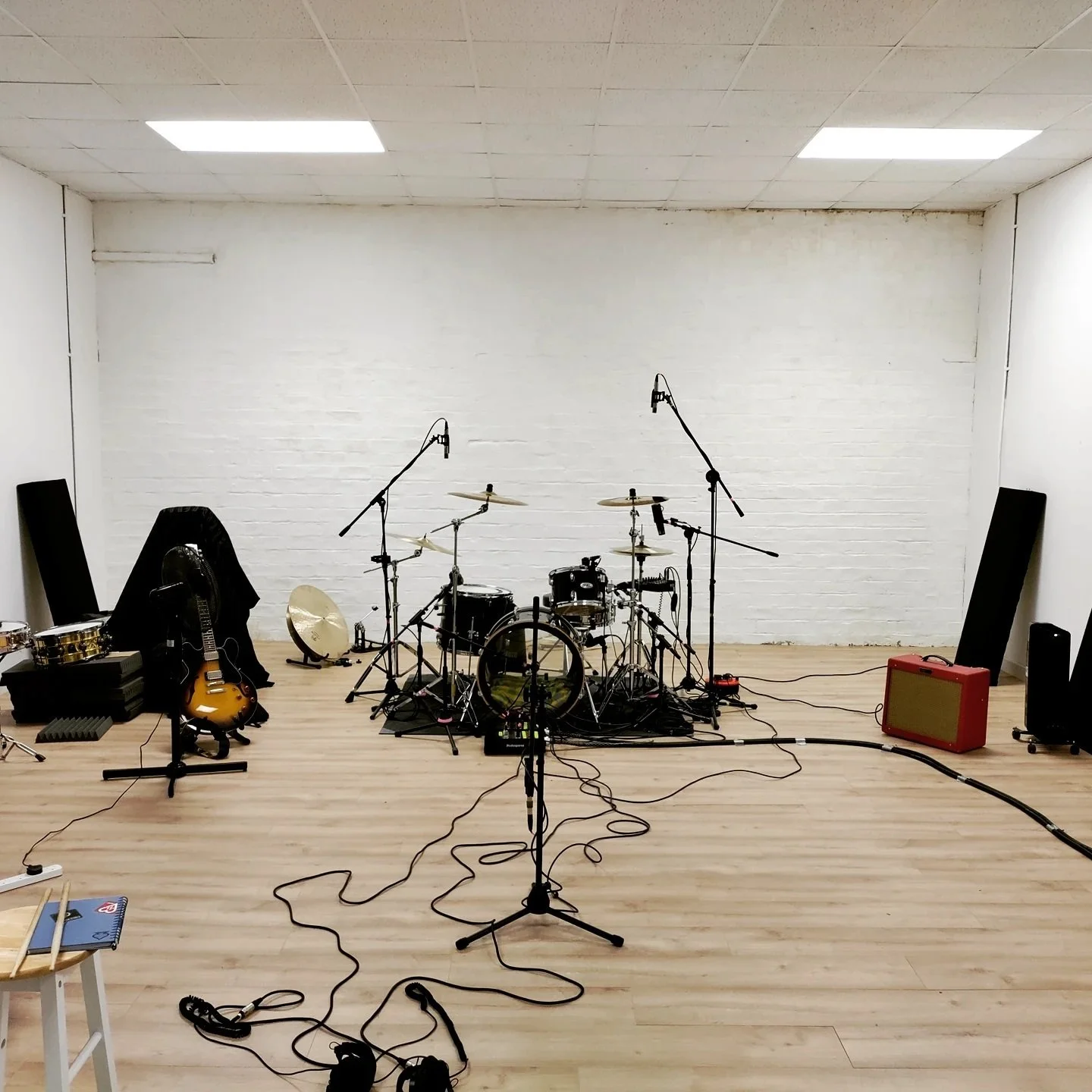 Some progress pics of the new studio space renovations. It's great to see the difference that the new floor has already made, but there's plenty more to be done! 

#recordingstudio #drums #glasgow