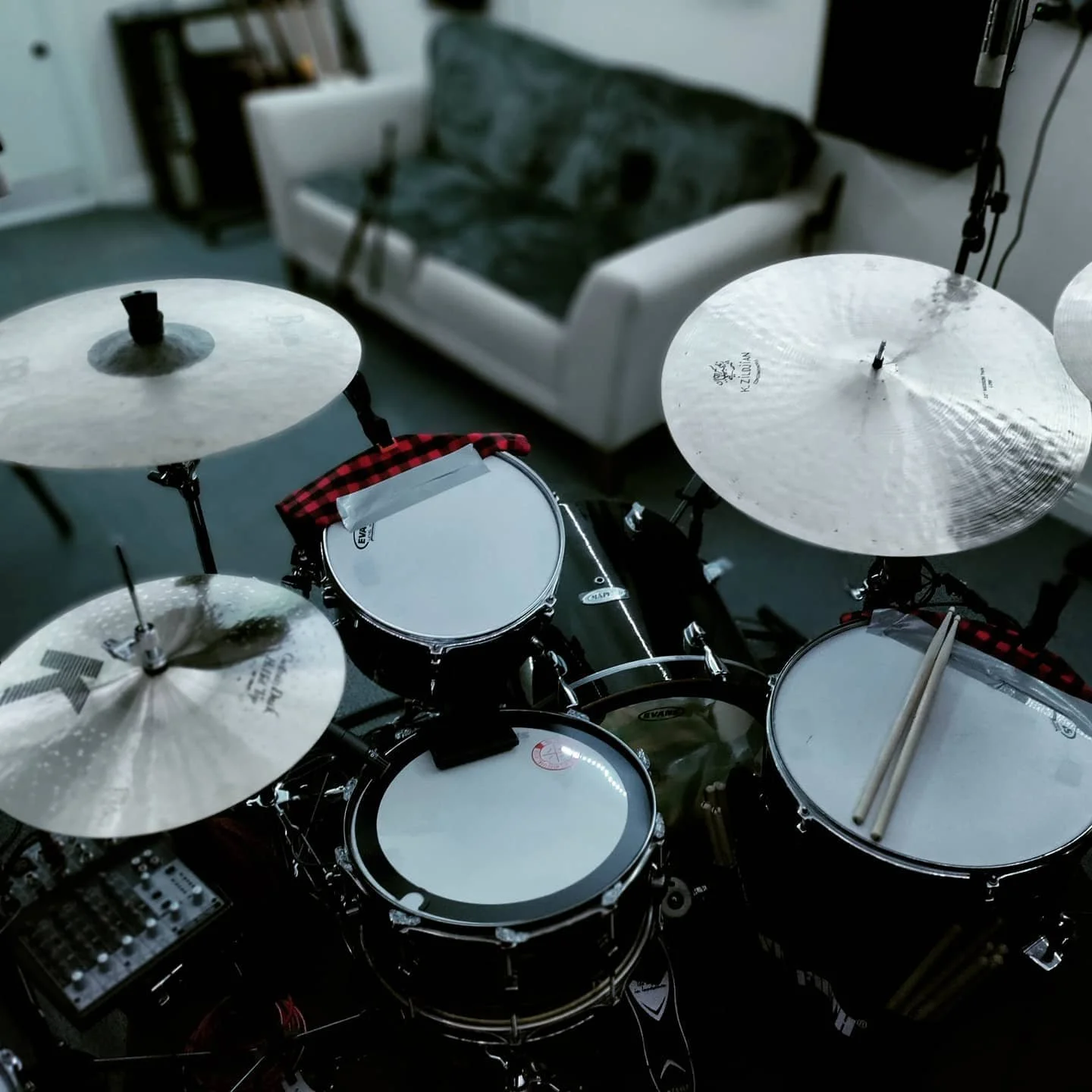 Been playing around with some 70s-type drum tones for an upcoming project. First time I've pushed this kit in that direction and very happy with the results!

#drums #recordingstudio #juicytones #zildjiancymbals #meinl #istanbulcymbals #mapexdrums