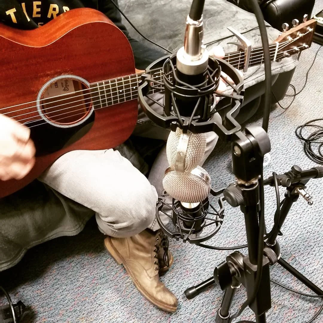 I've been busy working on some new material with @falsefriendsmusic. Love the sound of these #cascade ribbon mics!

#recording #studio #newmusic #cascaderibbonmics