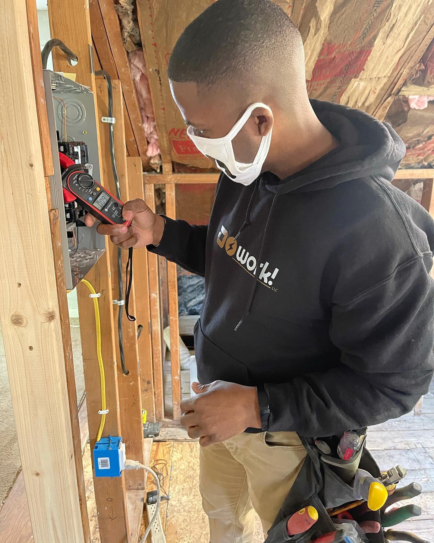 ⚡️This multimeter is most useful during this re-wiring renovation!
⠀
#electrician #engineer #doworksafely #electricians #electricalsafety #safety #blackpower #power #arcflash #outlets #lighting #diy #renovations #safety #tip #fluke