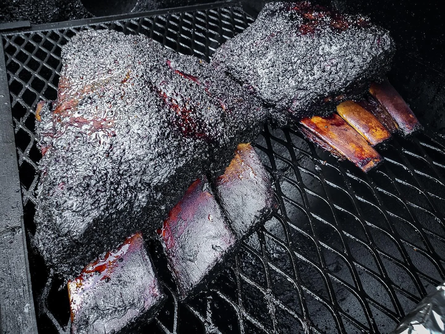 Y&rsquo;ALL&hellip;. 11am-2pm Saturday the 26th 
Limited Supply of Beef Short Ribs tomorrow 🙌🏻 Truly my favorite cut of BBQ&hellip;if you&rsquo;ve never tried the rich and succulent meat off the bone you MUST come grab one. 5 meat options tomorrow 