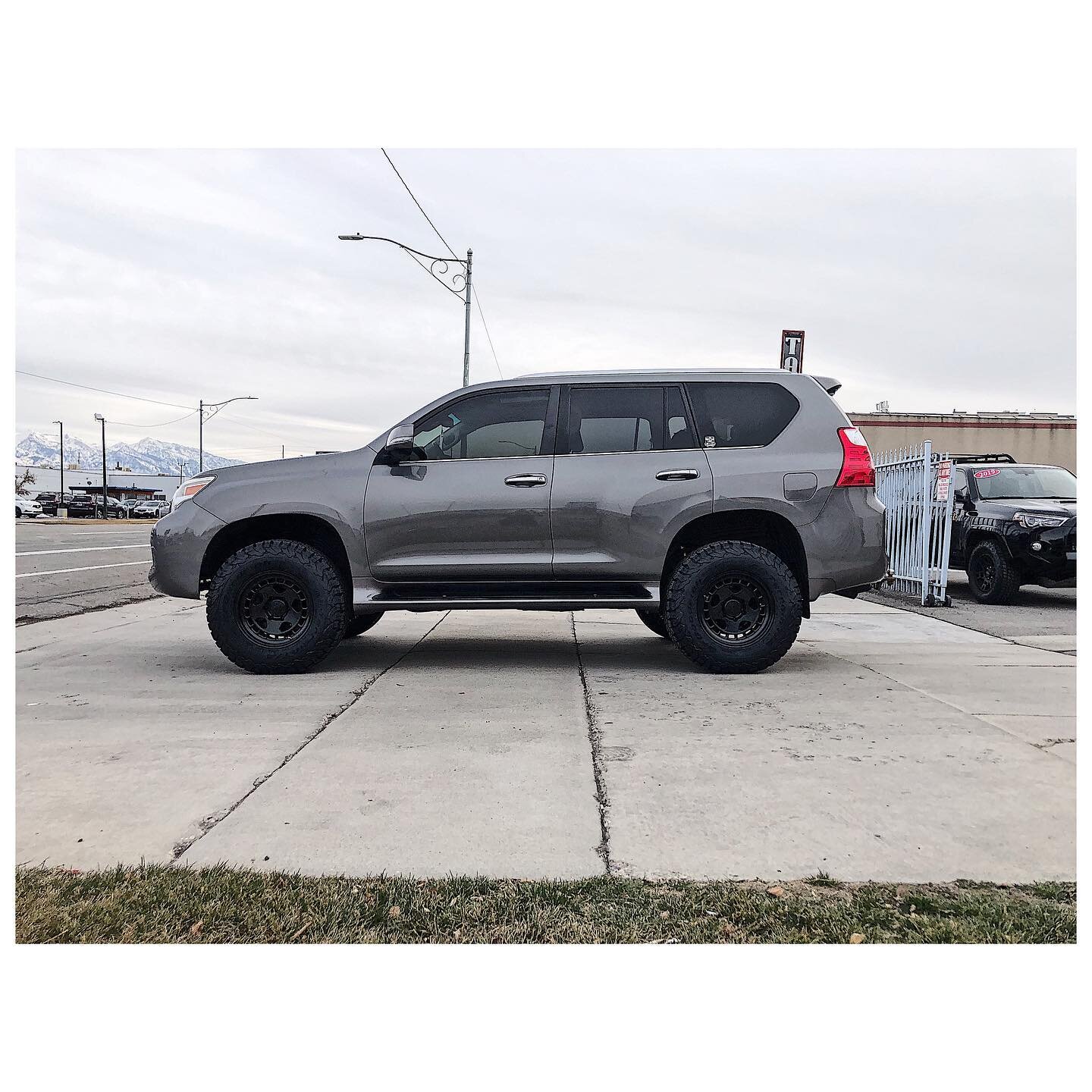 Found this GX for a friend and his wife. It&rsquo;s &ldquo;actually&rdquo; his wife&rsquo;s rig. 😂 Added an old man emu lift with some BFG ko2 tires, along with some Fifteen52 Turbomac HD wheels.  These GX&rsquo;s look WAY better lifted with some wh