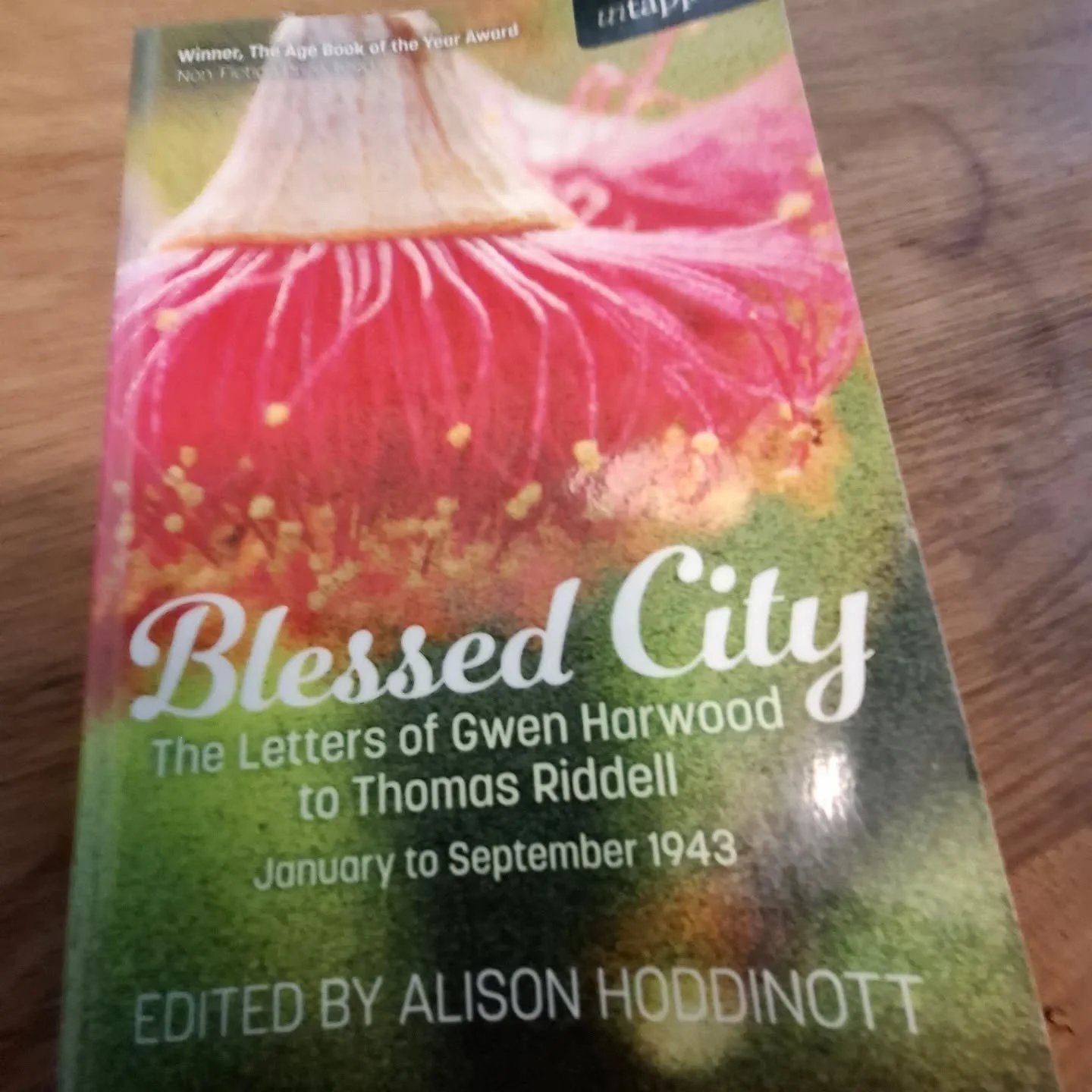 Wonderful holiday reading :)

Thanks @cityofmelbournelibraries 💛

#gwenharwood spirit is uplifting, her depiction of family and work relationships exquisite 
#janetmalcolm's economy and left field renderings of people and place - oh oh oh!!!

ps #vi