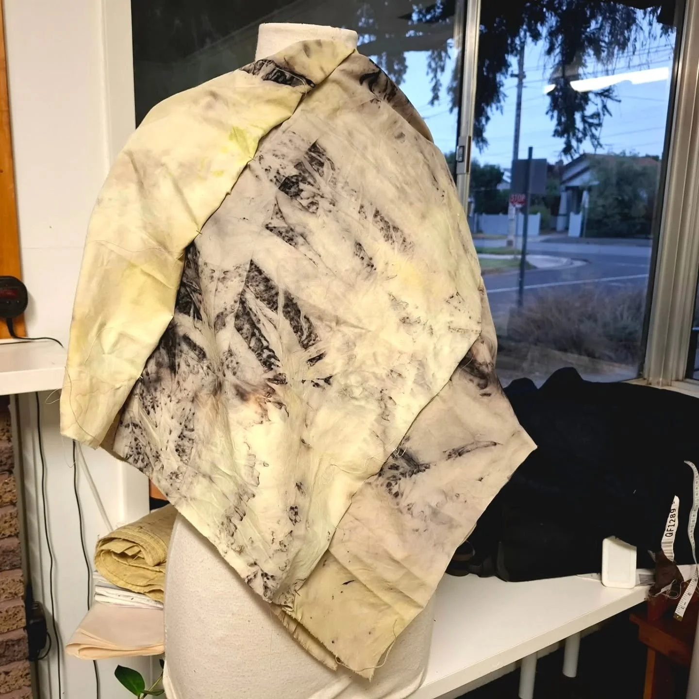 Ex Bed Linen Wear coming up! 🌟

Thanks @riasoemardjo and @eastcoburgandnewlands for awesome learning opportunity.

Look what #ecodye #sewingonthebias #creativeteacher + one daggy sheet can add up to.

Can't wait to get it finished and be wearing it!