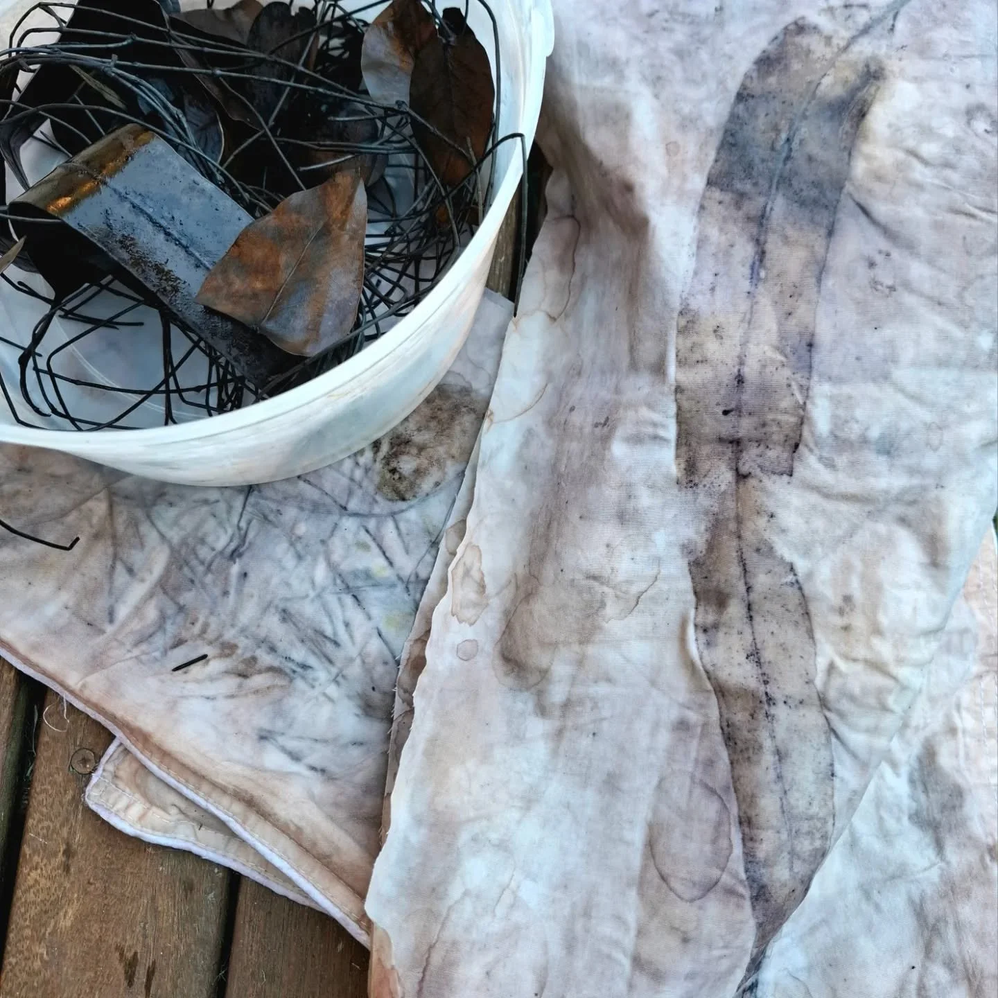 For Nature can so inform the mind that is within us ...
That we are surprised,  renewed, given colour and scent ...
weekend play
Peppermint gum leaf
Mulled brick ink
Smoke bush ink

Thanks Wordsworth for words. 🧡

#naturalpigments #playplayplay #lon