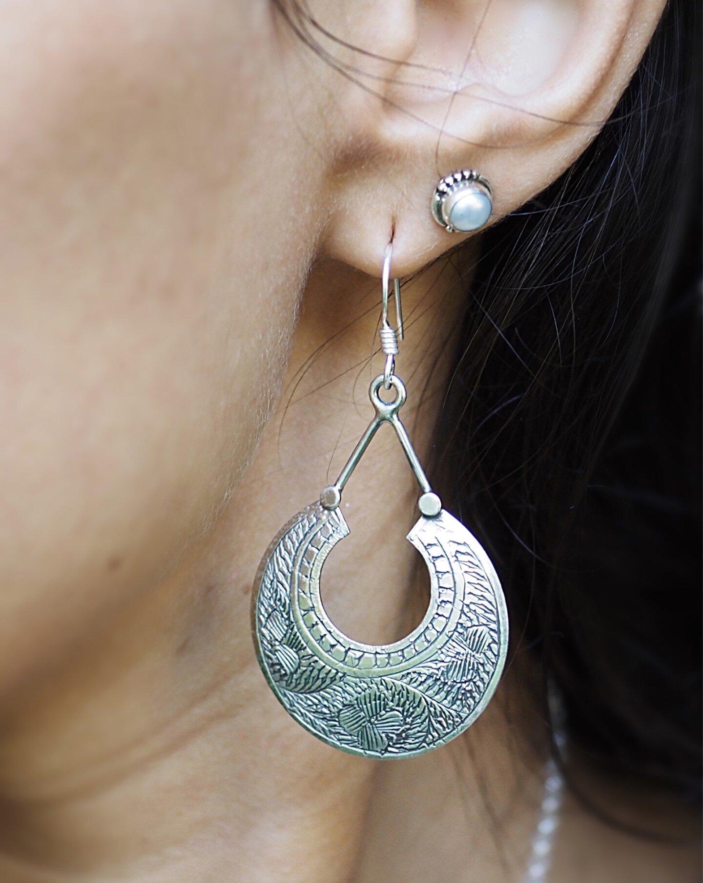 𝗟𝗼𝘃𝗶𝗻𝗴 𝘁𝗵𝗲 pearl and silver look with the Shante Earrings &amp; Sona Pearl Stud combination ✨ For a timeless, elegant, global and bohemian look... What more could you want really? 

#earringshandmade #earringslove #earringsfashion #bohemiane