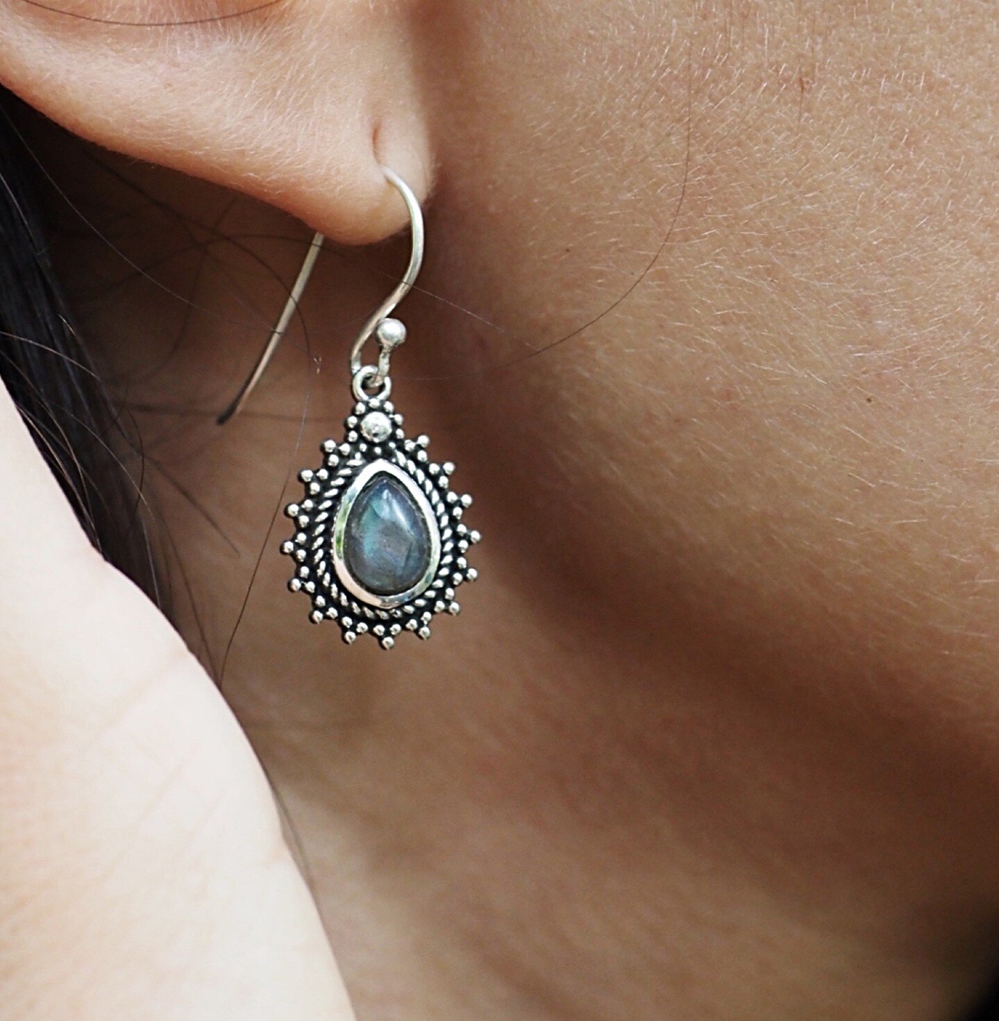Perfect little drops 💧 The gorgeous Indu Labradorite Earrings are available online. Tap the photo to check them out 😍

#sterlingsilverearrings #earringslover #earringsaddict #bohemianearrings #bohoearrings #bohoearring #tribalearrings #ethnicearrin
