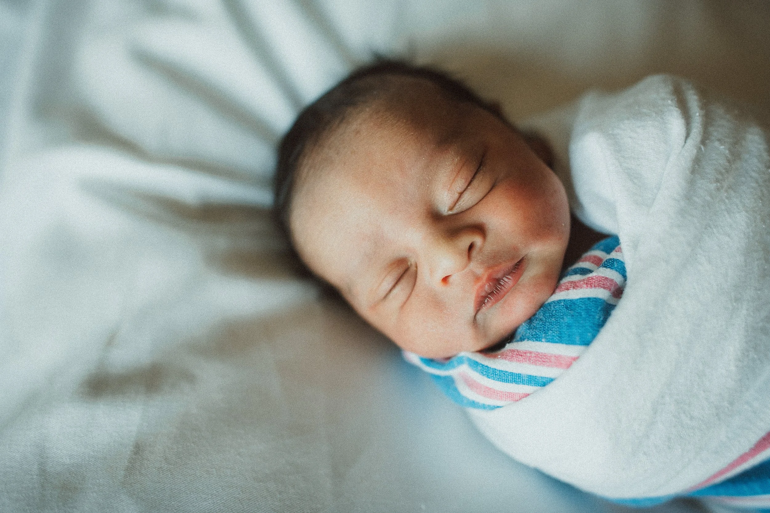 Cincinnati Newborn Photographer - Cincinnati Fresh 48 Photographer - Mercy Anderson Hospital Newborn Photography-2-6.jpg