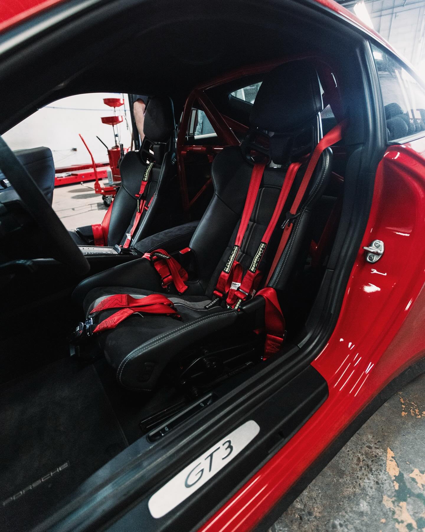 Porsche 991.2 GT3 in for some top notch track mods including brand new @schrothracing racing harness &amp; sub belt mounts, @tpcracing seat angle brackets for better driving posture on track as well as a full colour matched roll cage from @outlinemot