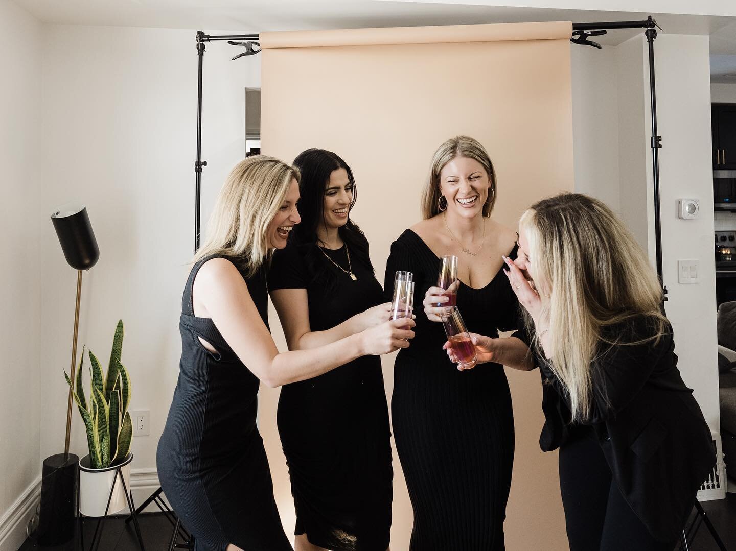 Cheers to your girlfriends 👯&zwj;♀️ 

The Hollywoodcontours team is READY for you this summer! 

🔥muscular enhancement 
🔥lymphatic drainage 
🔥body contouring 
🔥spray tanning 

.. much more! 

Check out our link in bio and website! 

Can&rsquo;t 