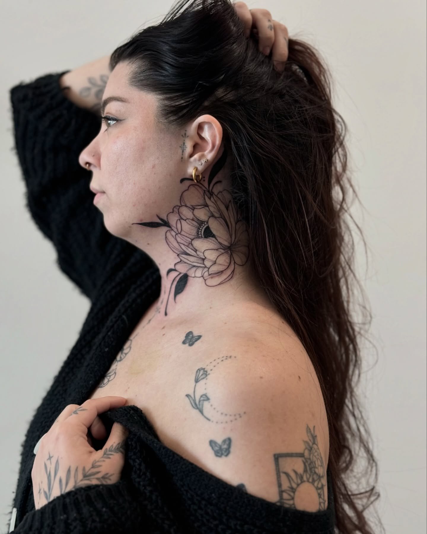 I had the honor of tattooing my bestie&rsquo;s neck yesterday :). Thank you @c.arissanicole for always sitting like a champ and for giving me creative freedom. 

✤  Please visit my website for more information on booking. &bull;‿&bull; 

♡  Using the