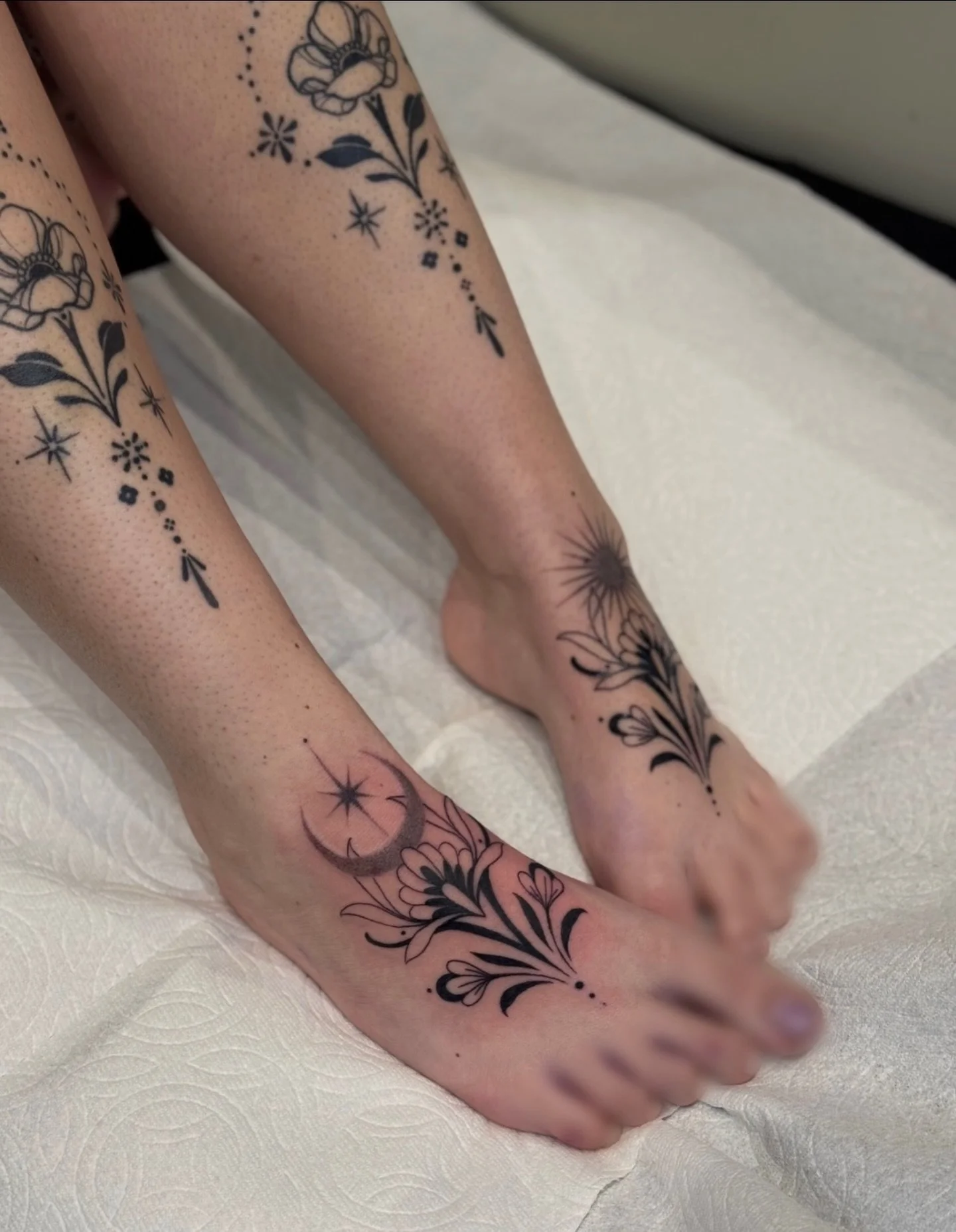 Fresh sun ornamental, and the moon was healing for a week so it was still peeling. Next to some healed shins ♡ 

(no free toes)

✤  I&rsquo;m located in downtown Las Vegas at @18btattoo and my books are open! &bull;‿&bull; 

♡  Using the best - @crea
