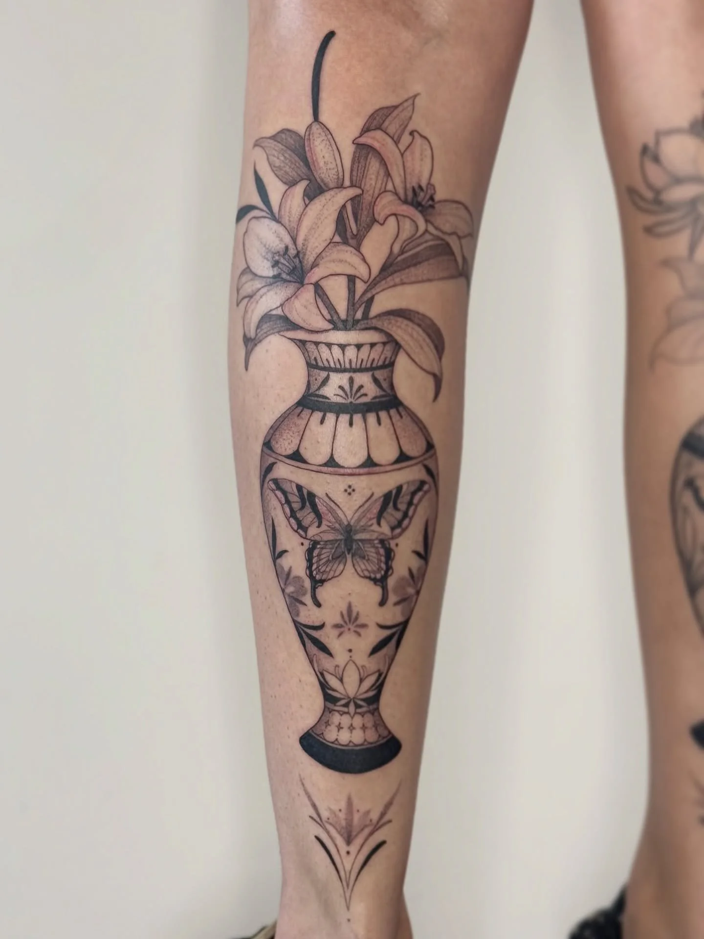 Finished the second vase for Victoria&rsquo;s pair. She wanted one side to carry night bloomers, so I chose Queen of the Night. This one is for the day, with lilies opening in the light. 

✤  I&rsquo;m located in downtown Las Vegas at @18btattoo and 
