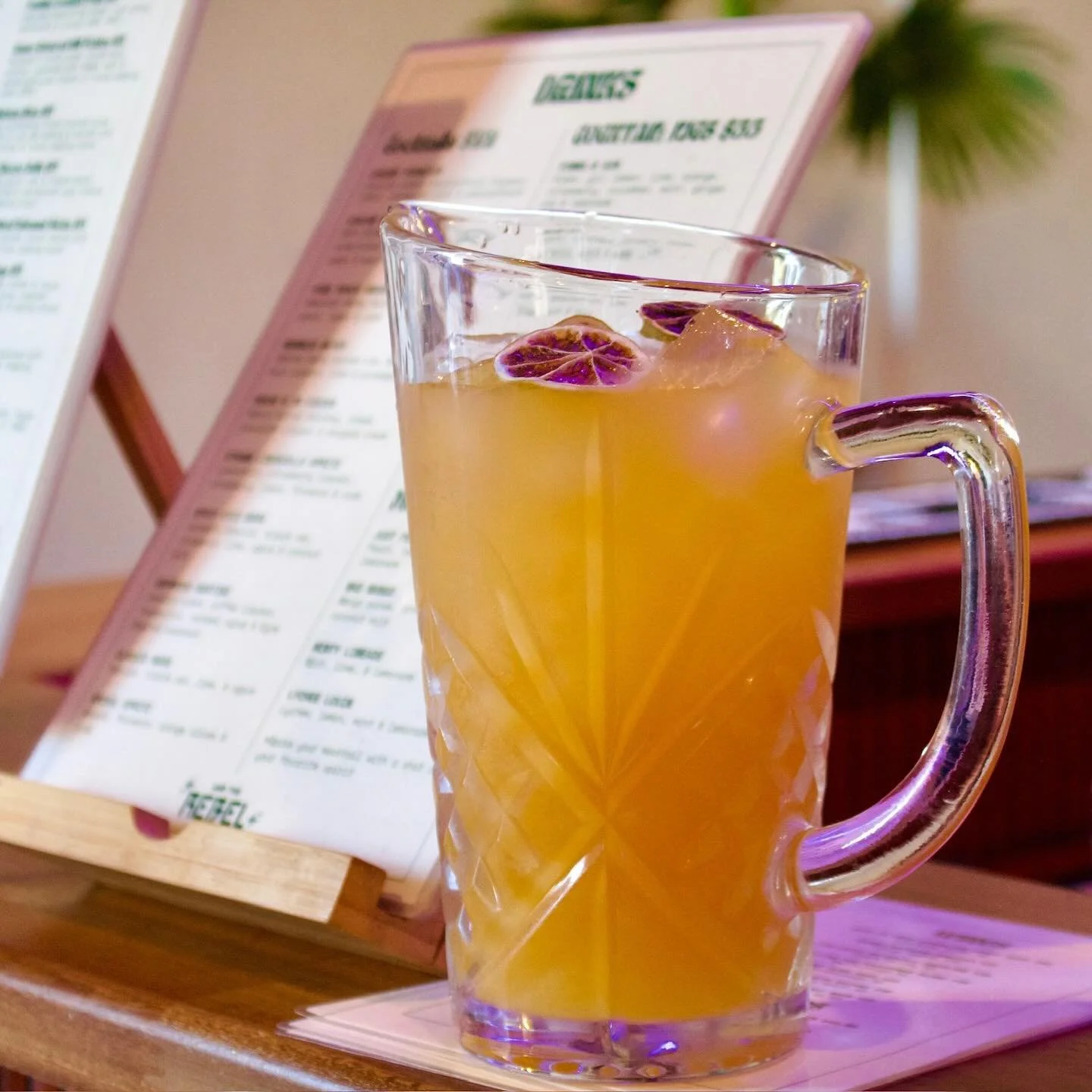 What&rsquo;s on this week 🍸

THURS- $20 burgers (dine in only) 
FRI- Happy hour! $6 beers &amp; $16 cocktails 6pm-8pm
SAT- Get a $5 side with any cocktail jug 

🍔 Full food menu available pick up or delivery through Uber Eats! 🍔

#burgers #cocktai