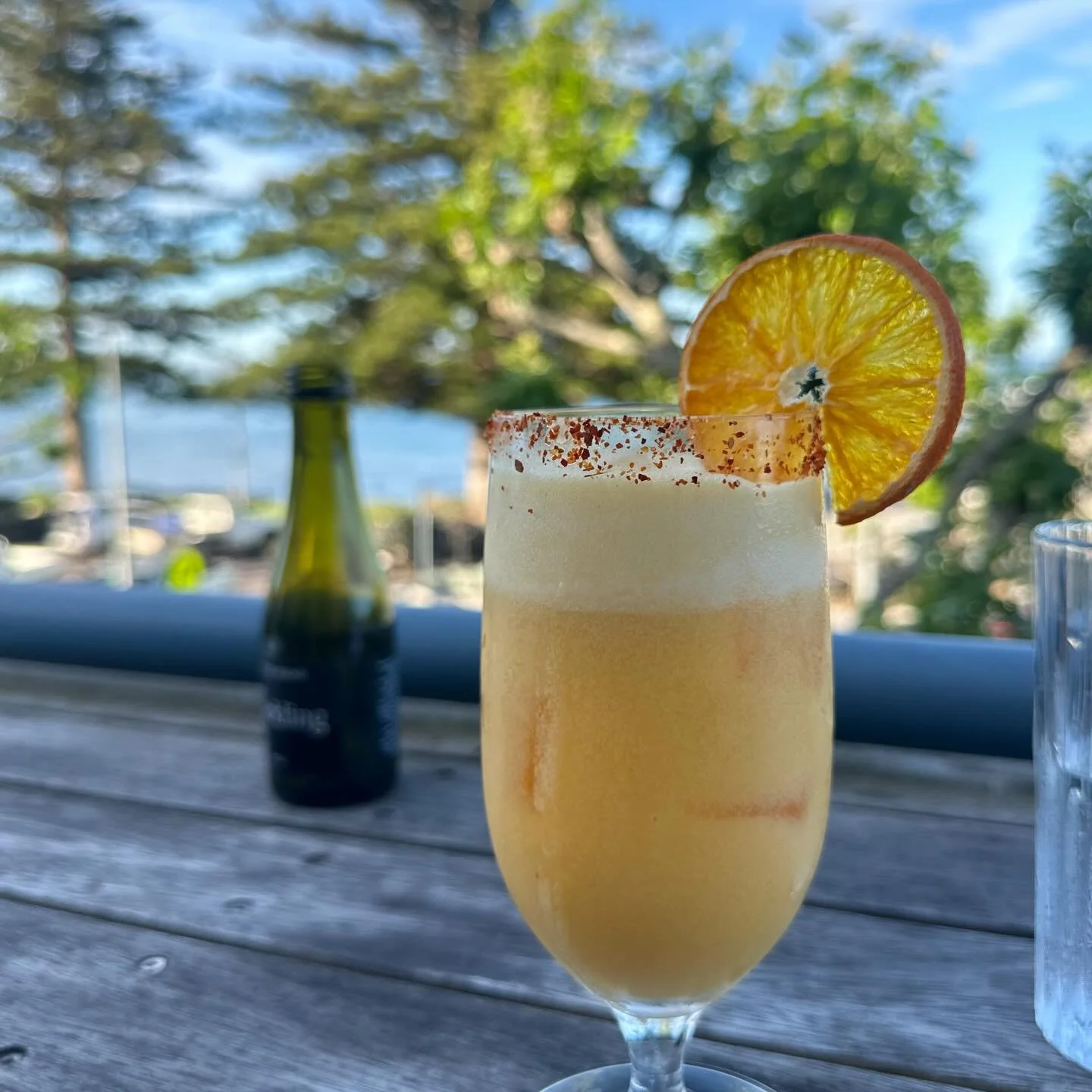 This week at the Rebel ⚡️

THURS- $20 burgers (dine in only) 
FRI- Happy hour! $6 beers &amp; $16 cocktails 6pm-8pm
SAT- Get a $5 side with any cocktail jug 

🍔 Full food menu available pick up or delivery through Uber Eats! 🍔

#burgers #cocktails 