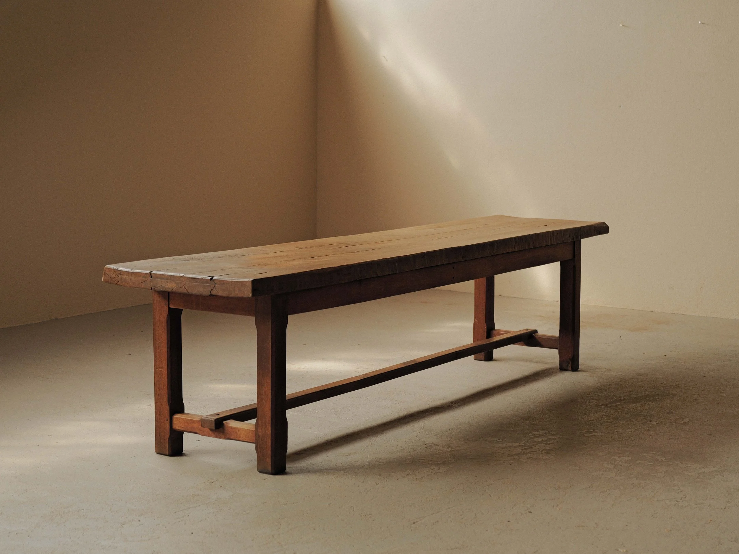 20260723T-Grande-table-artisanale-structure-en-chene-plateau-en-Orme-France.jpg