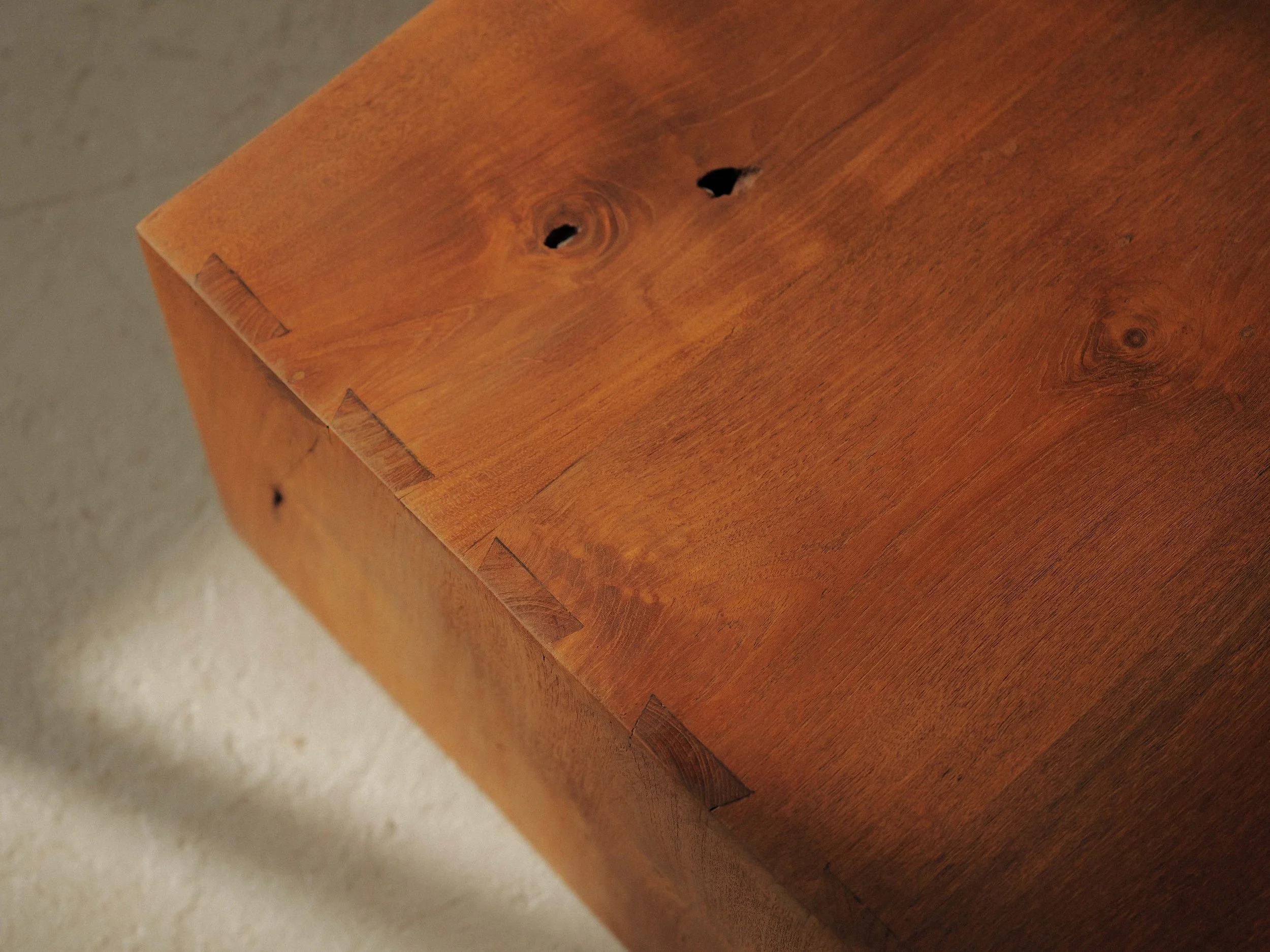 20260228T1-paire-de-tables-basses-gigognes-en-bois-massif-travail-artisanal-vers-1980-7.jpg