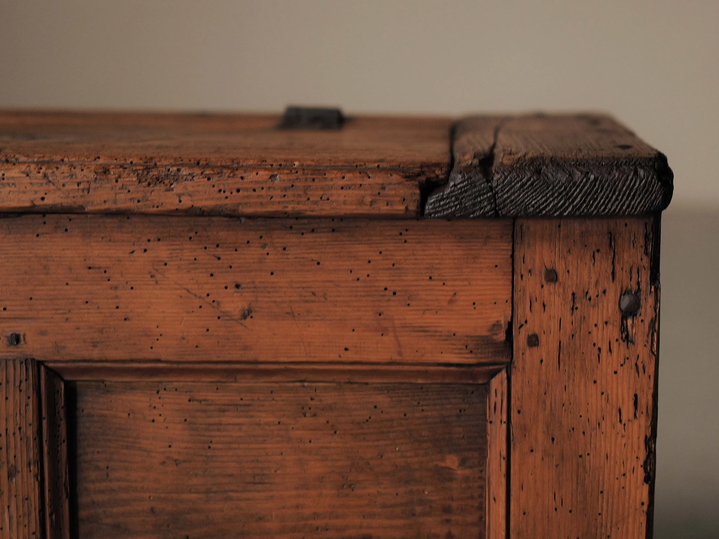 20260603A1-Banc-coffre-en-pin-massif-art-populaire-auvergne-19-eme-siecle-6.jpg