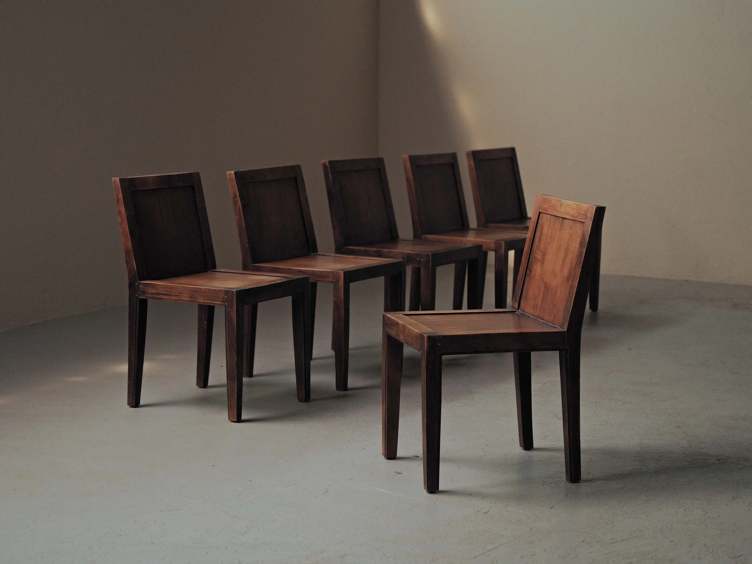 20260612A-Ensemble-de-6-chaises-enchene-massif-et-placage-de-chene-travail-artisanal-France-vers-1970-1980-16.jpg