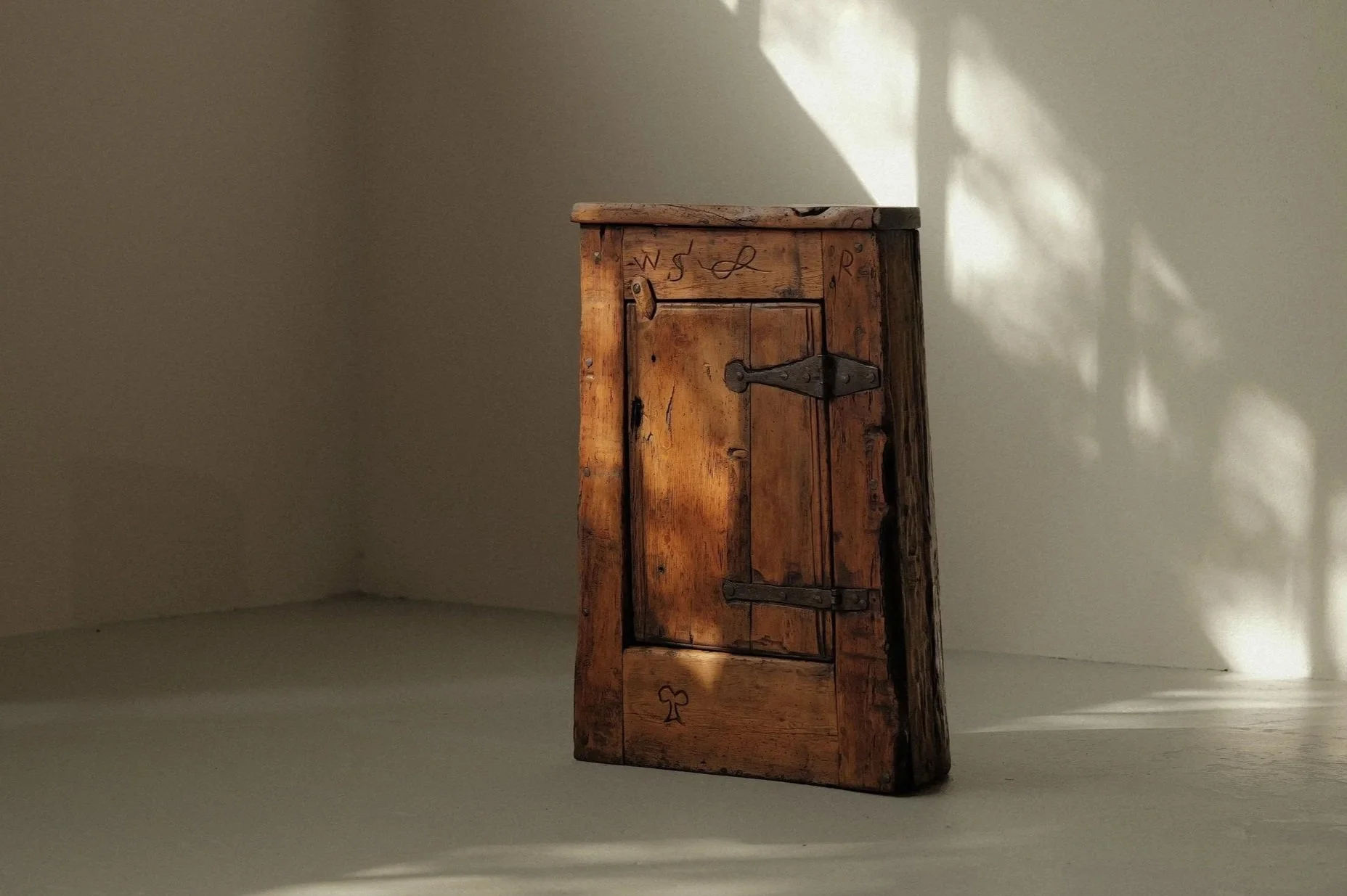 🔴 Meuble sculpté dans un tronc d'arbre, Art-populaire, 1800