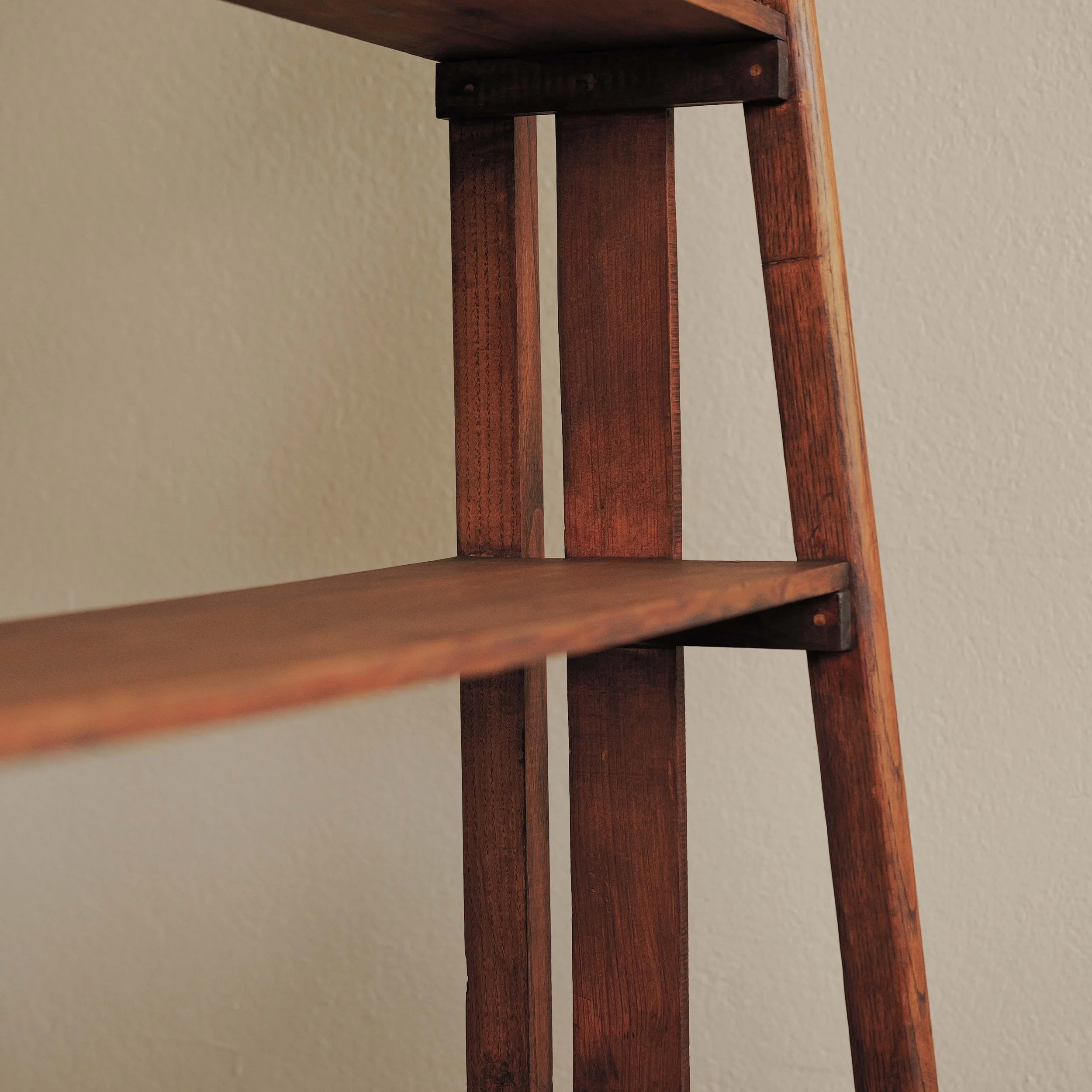 20260629M3-Meuble-artisanal-ou-d-architecte-etagere-secretaire-en-pin-et-chene-Vers-1960-12.jpg