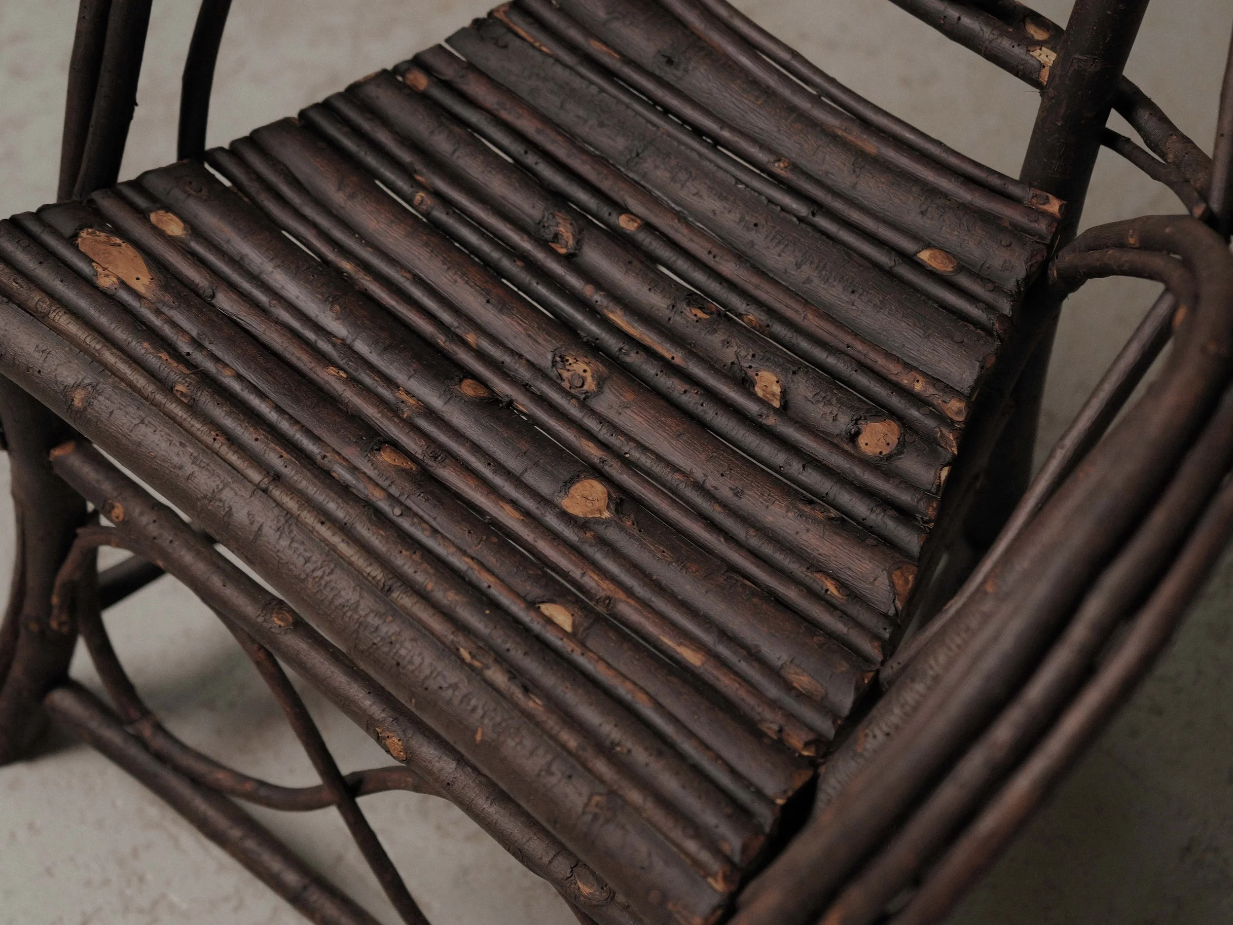 20261014A-Fauteuil-sculptural-en-branche-de-noisetier-artisanal-travail-populaire-auvergne-vers-1900-7.jpg
