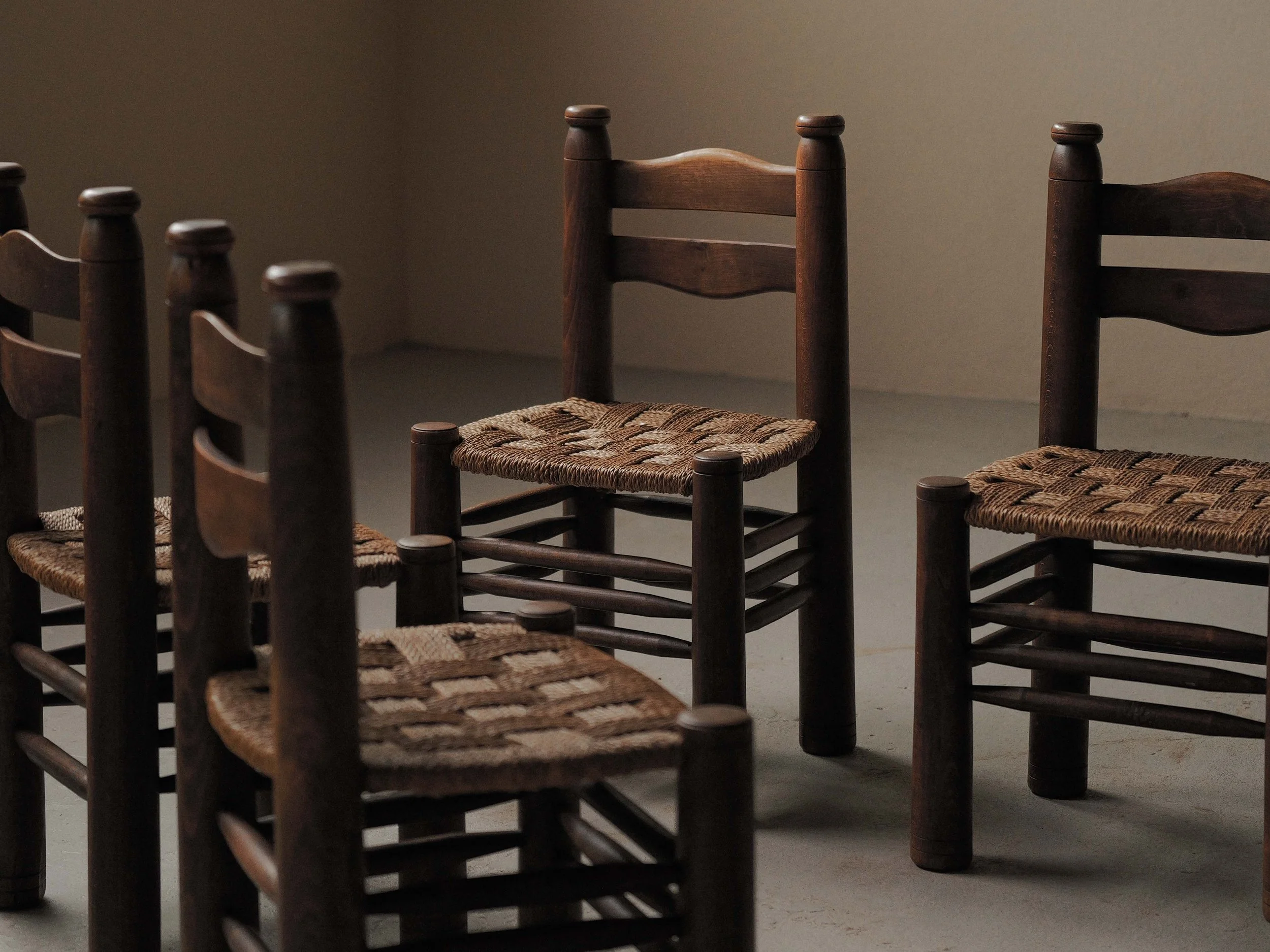 20260603A1-Ensemble-de-4-chaises-rustico-modernistes-en-hetre-massif-France-vers-1940-15.jpg