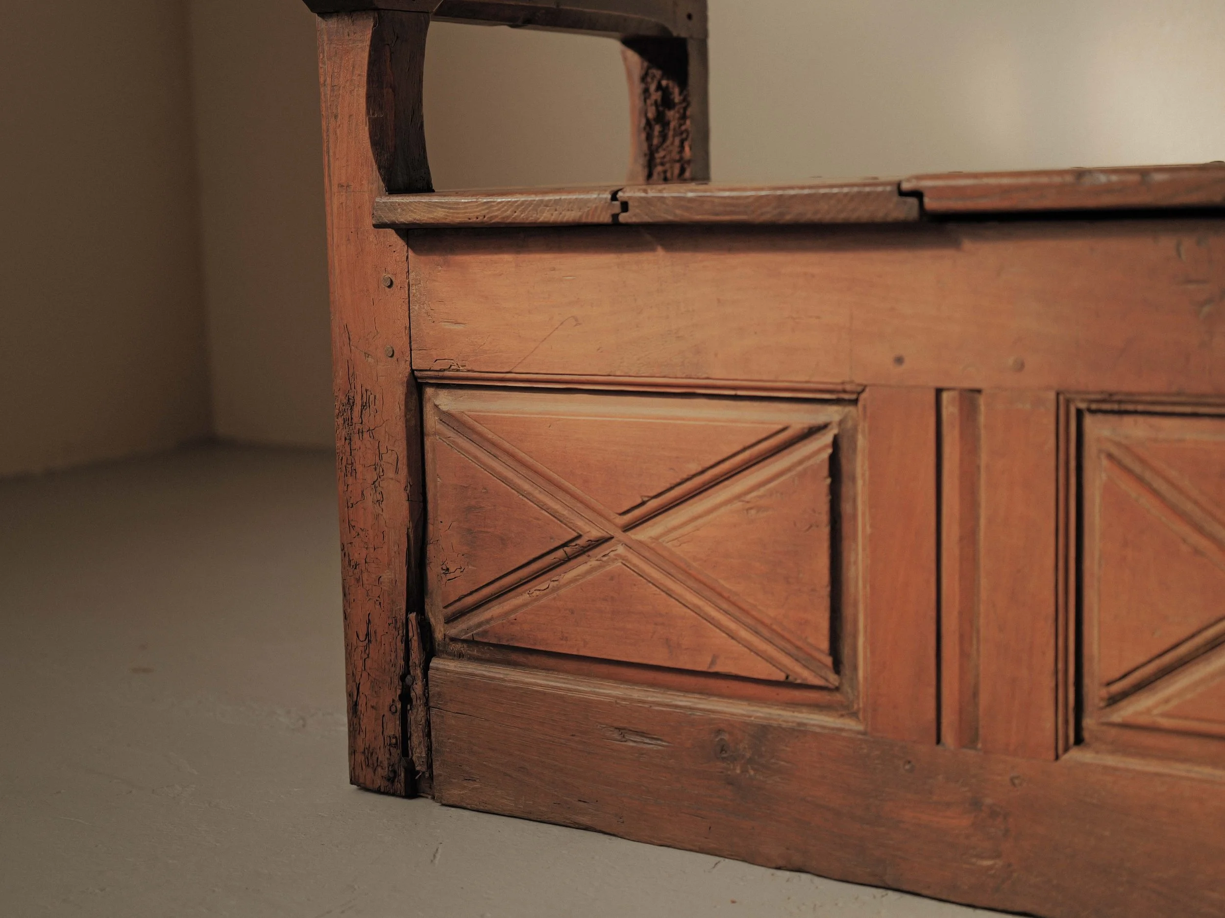 20260323A2-banc-coffre-archebanc-bois-massif-art-populaire-cantal-auvergne-18eme-siecle-7.jpg