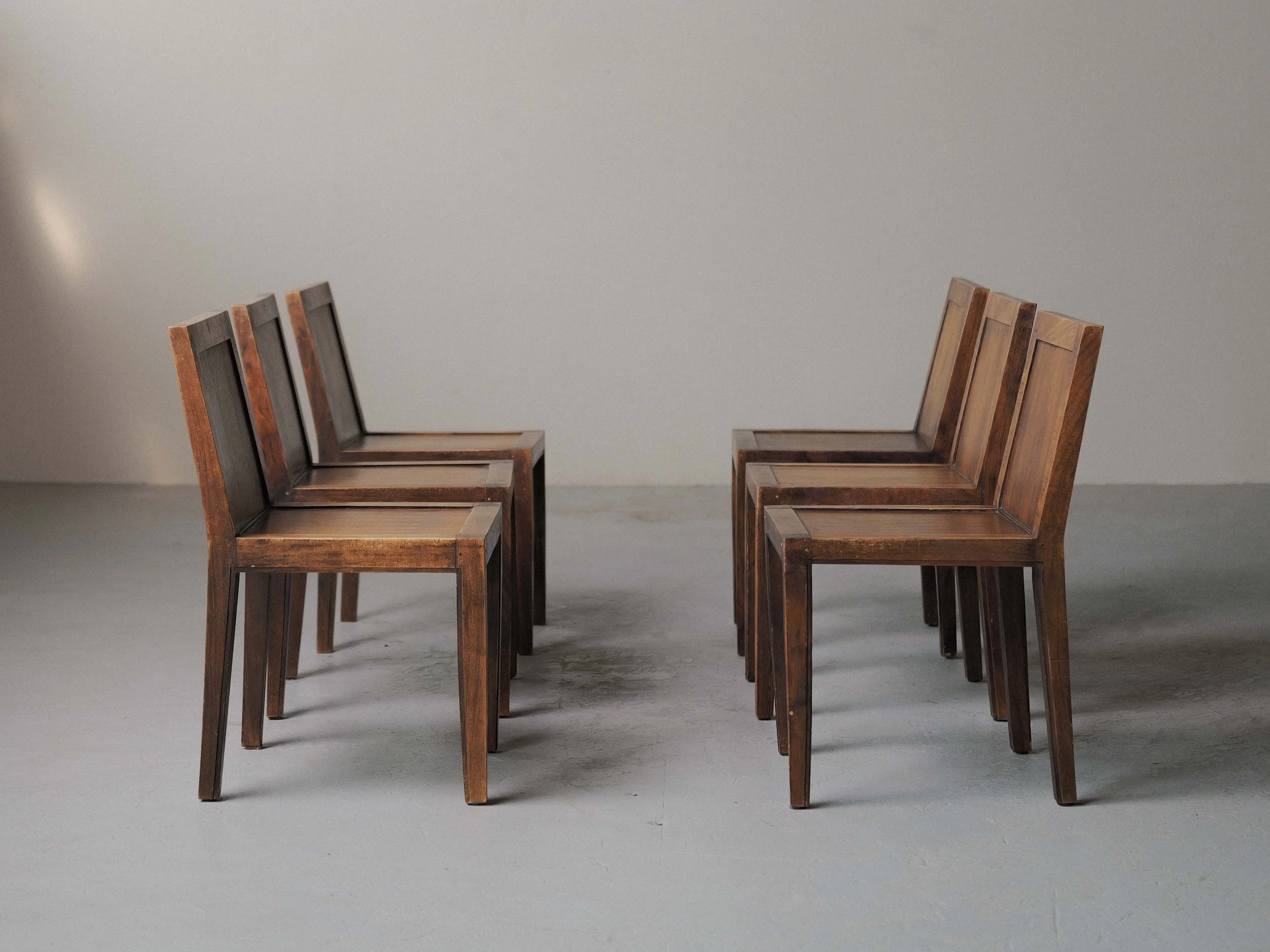 20260612A-Ensemble-de-6-chaises-enchene-massif-et-placage-de-chene-travail-artisanal-France-vers-1970-1980-10.jpg