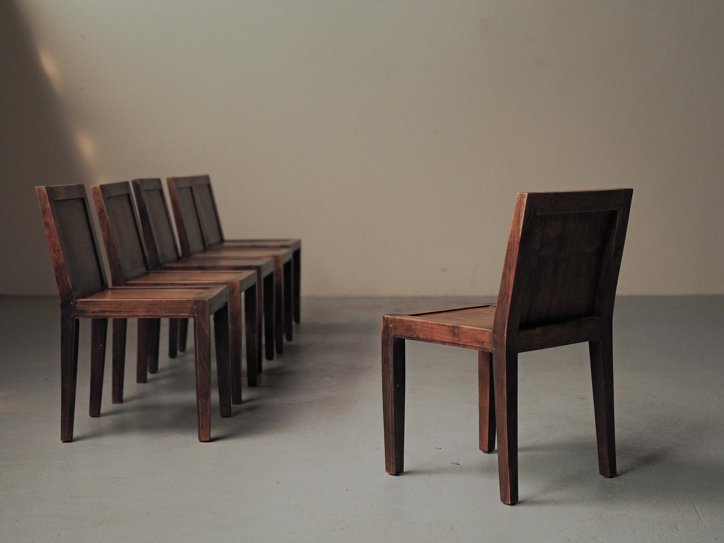 20260612A-Ensemble-de-6-chaises-enchene-massif-et-placage-de-chene-travail-artisanal-France-vers-1970-1980-17.jpg