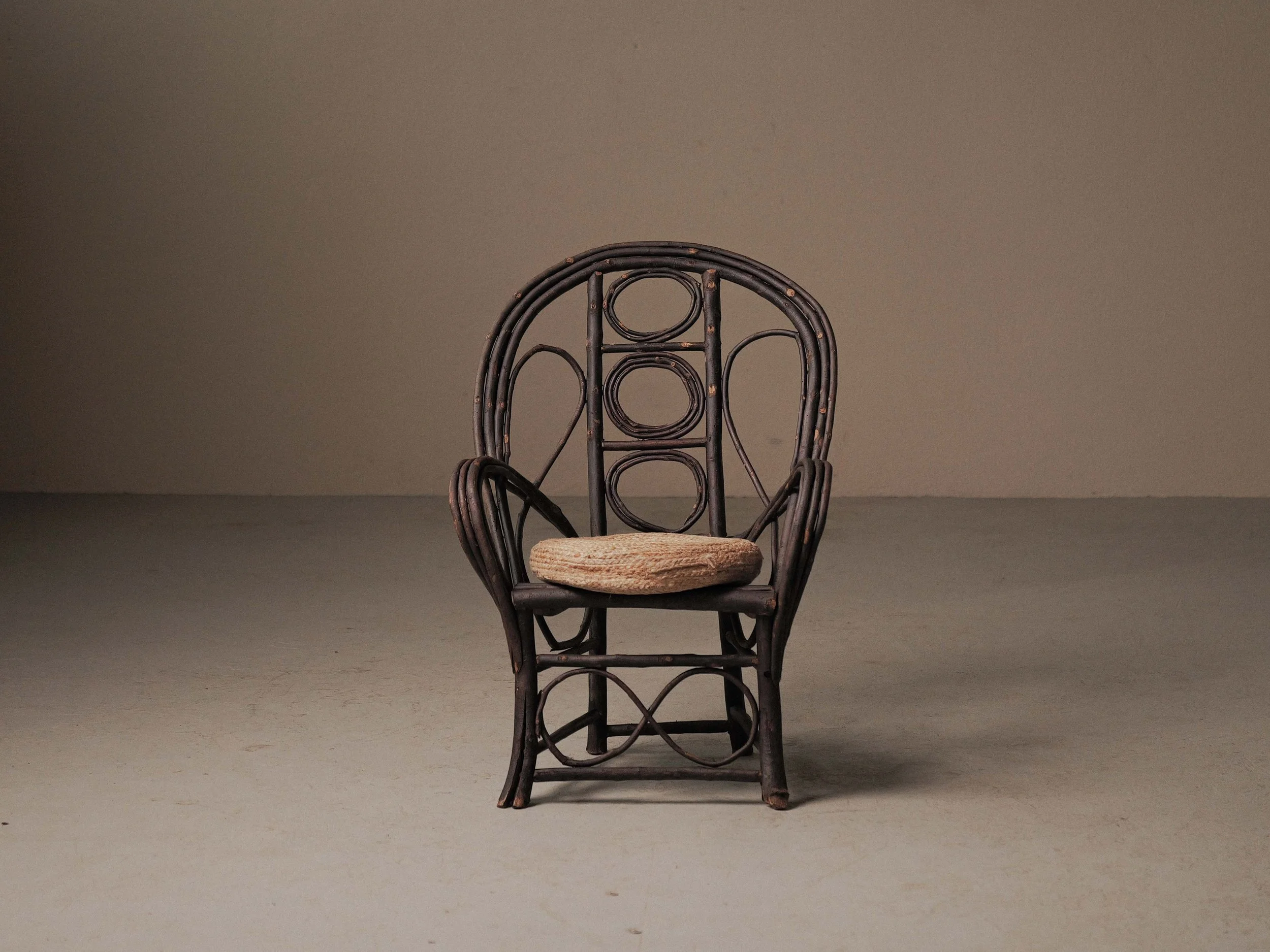 20261014A-Fauteuil-sculptural-en-branche-de-noisetier-artisanal-travail-populaire-auvergne-vers-1900-3.jpg