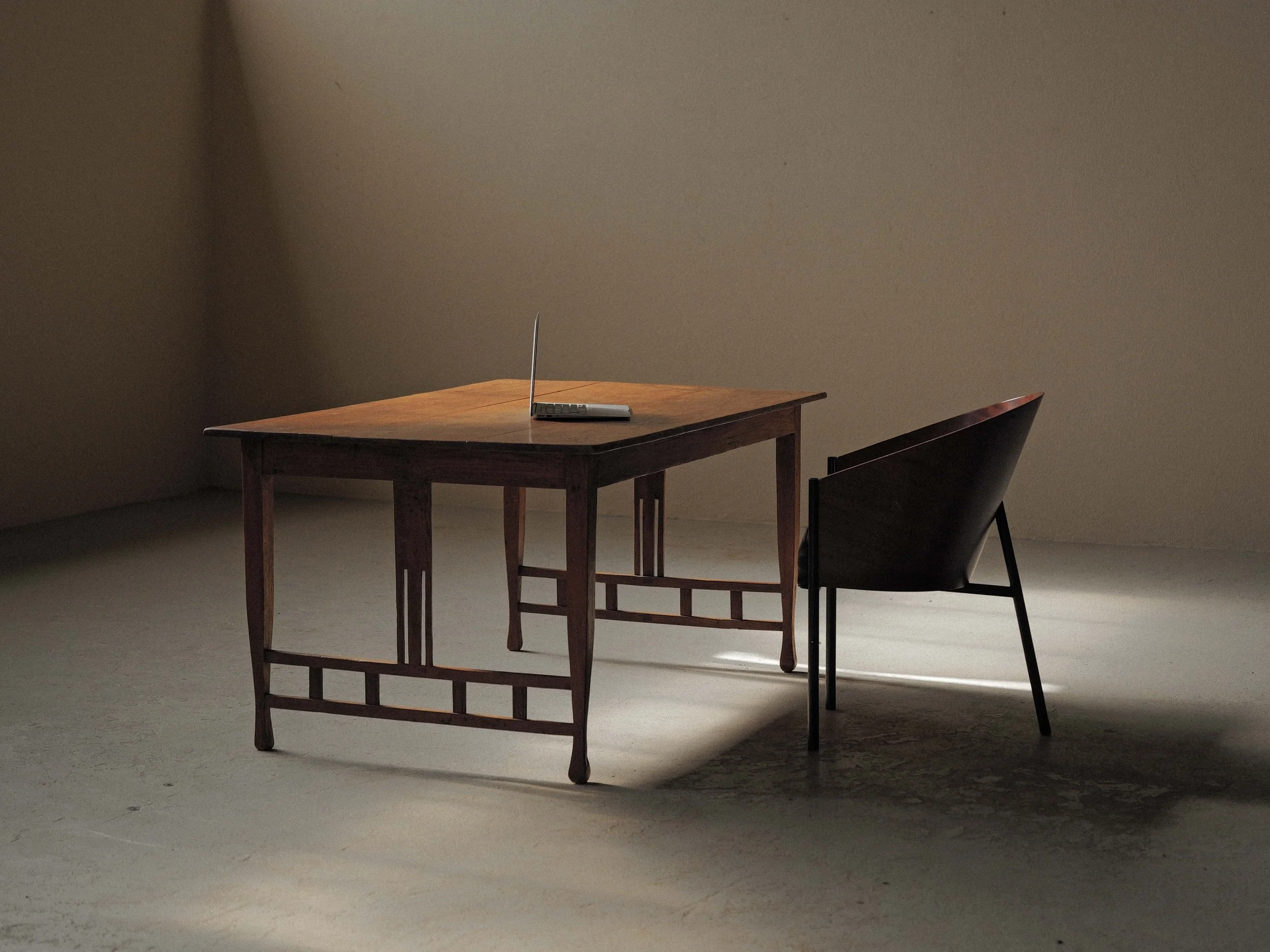 20261014T-Table-ou-bureau-en-chene-massif-de-style-arts-and-crafts-vers-1900-17.jpg