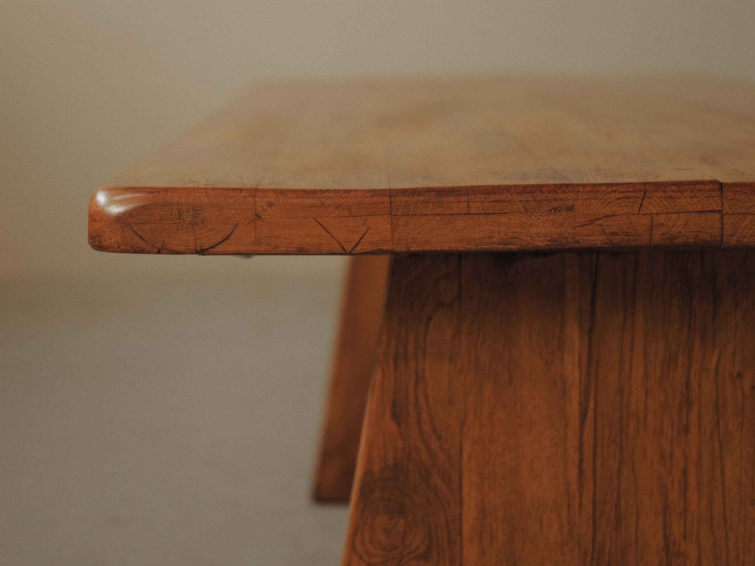 20260608T-table-de-repas-en-chene-massif-travail-artisanal-probablement-d-architecte-esprit-brutaliste-Vers-1980-8.jpg
