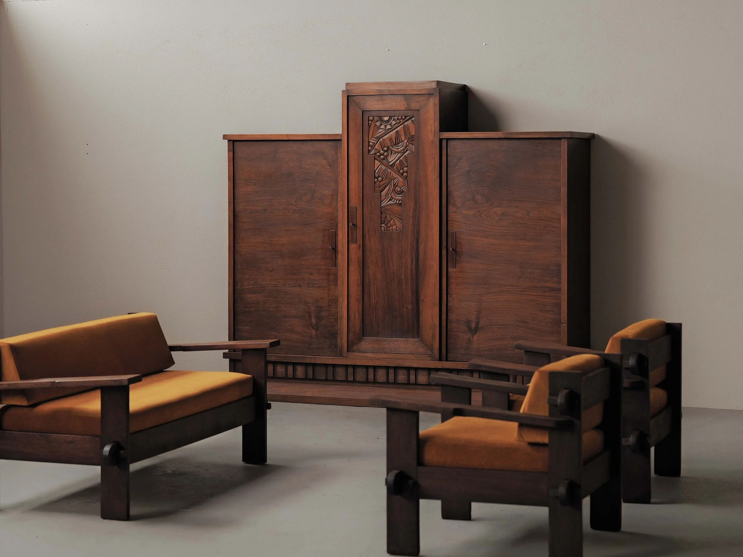 20260421M-Buffet-art-deco-en-noyer-et-placage-de-noyer-travail-Breton-par-Jacques-Philippe-vers-1930-19.jpg