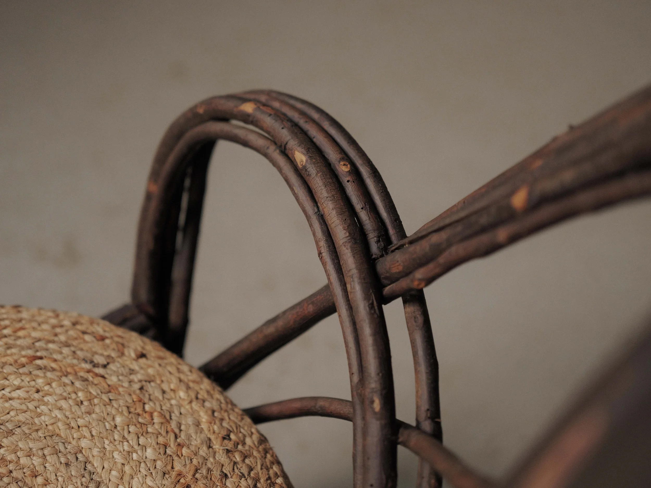 20261014A-Fauteuil-sculptural-en-branche-de-noisetier-artisanal-travail-populaire-auvergne-vers-1900-14.jpg