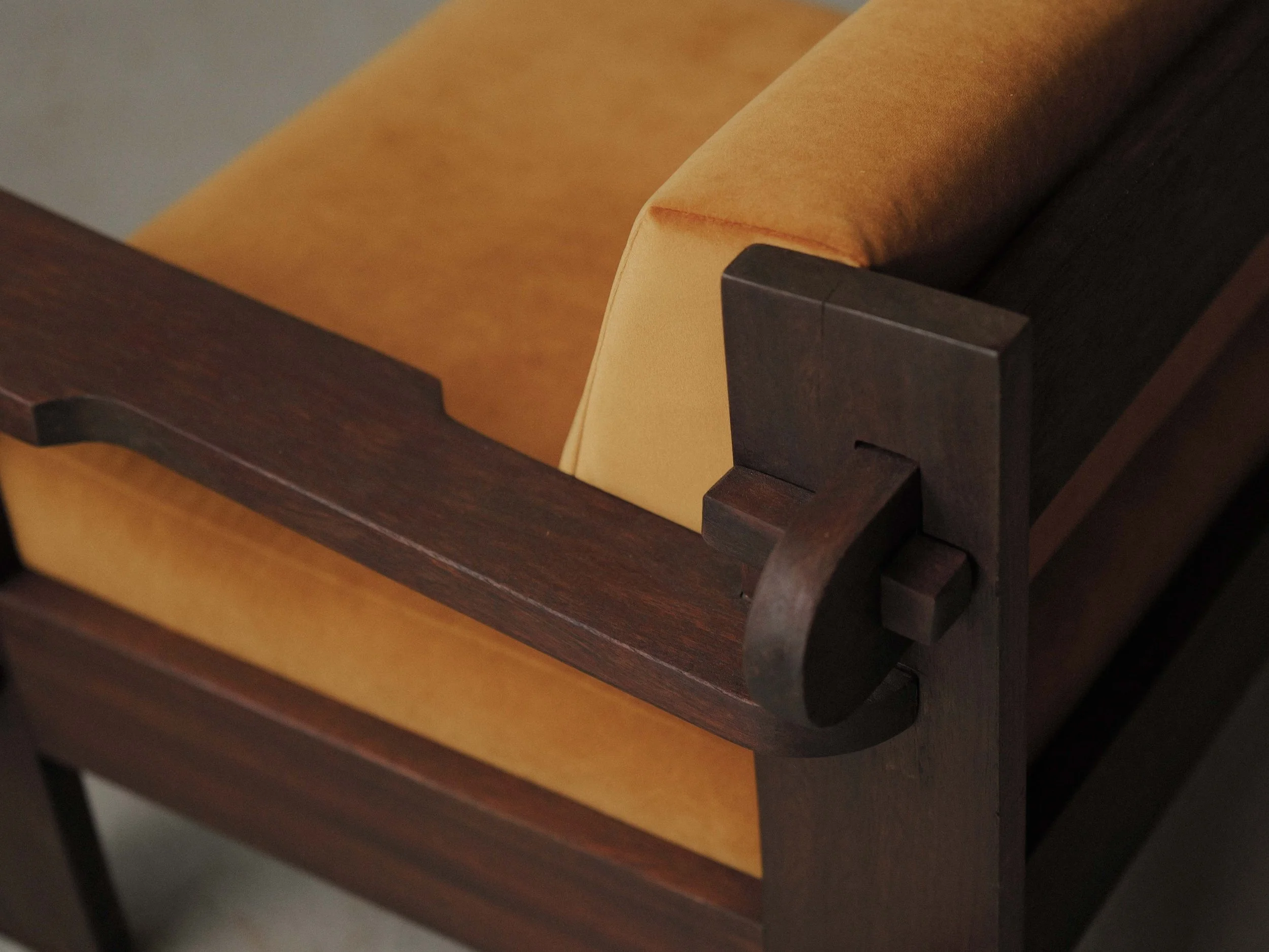 20260414A3-Paire-de-fauteuil-artisanale-travail-d-architecte-bois-massif-tissu-moutarde-circa-1970-7.jpg