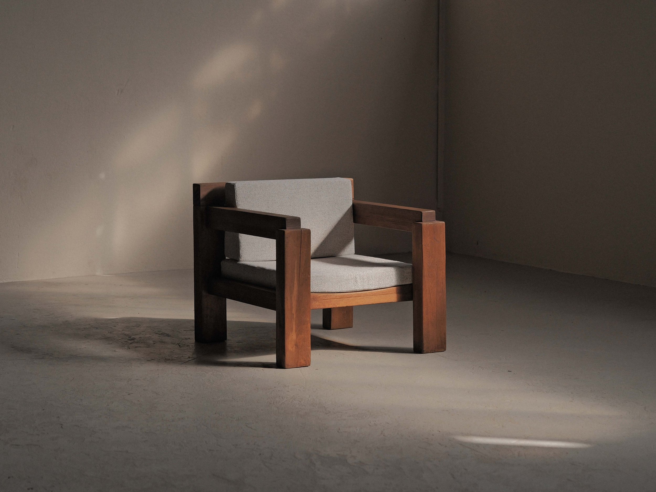 20260531A-fauteuil-artisanal-ou-d-architecte-bois-massif-et-tissu-travail-des-annees-80-90.jpg