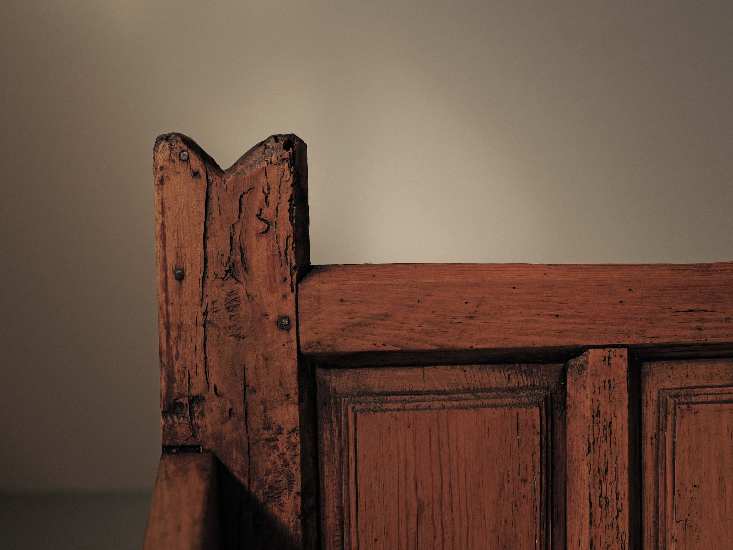 20260331A1-banc-art-populaire-espagnol-en-bois-massif-pyrenees-19eme-siecle-20.jpg