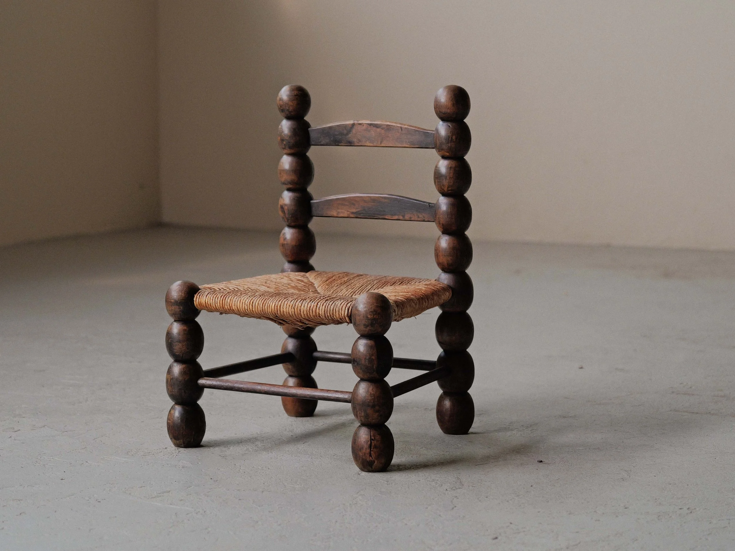 🔴 Chaise basse paillée en bois tourné, France, vers 1960