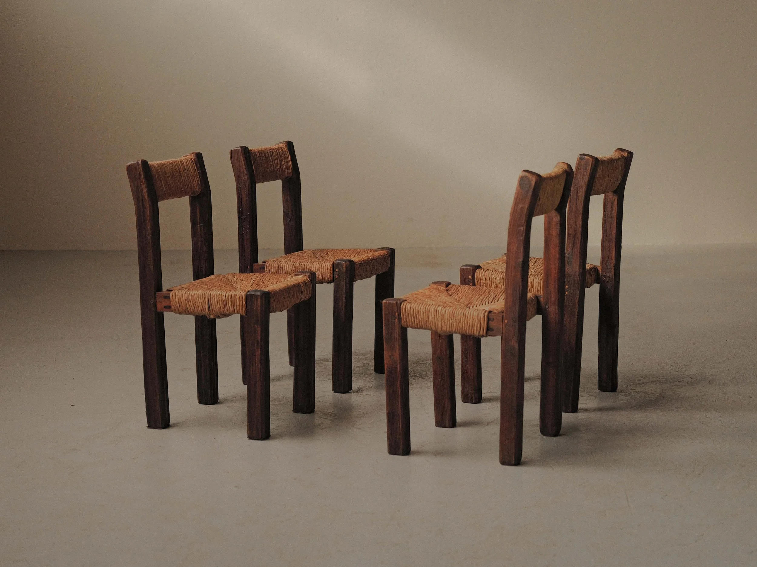 20261019A-ensemble-de-4-chaises-en-meleze-massif-et-paille-tressee-travail-artisanal-francais-vers-1960-8.jpg
