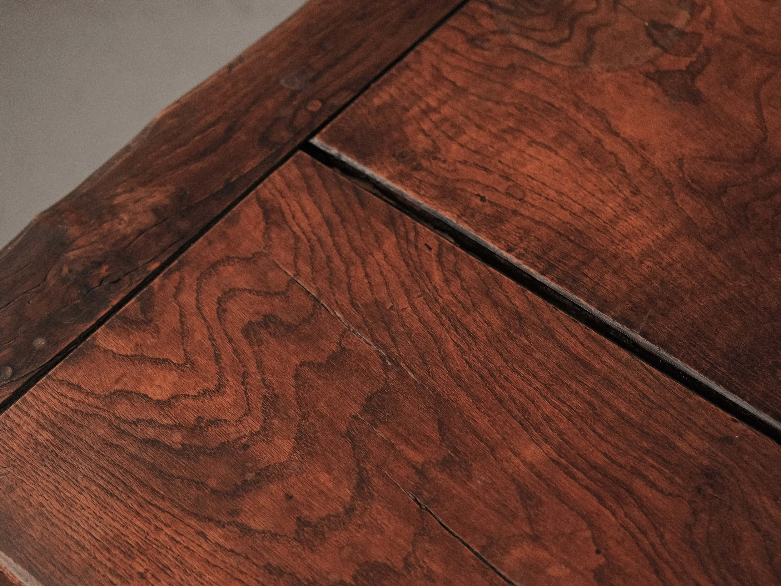 20260802T-Table-artisanale-en-chene-massif-signe-J.Mercier-Vers-1950-14.jpg