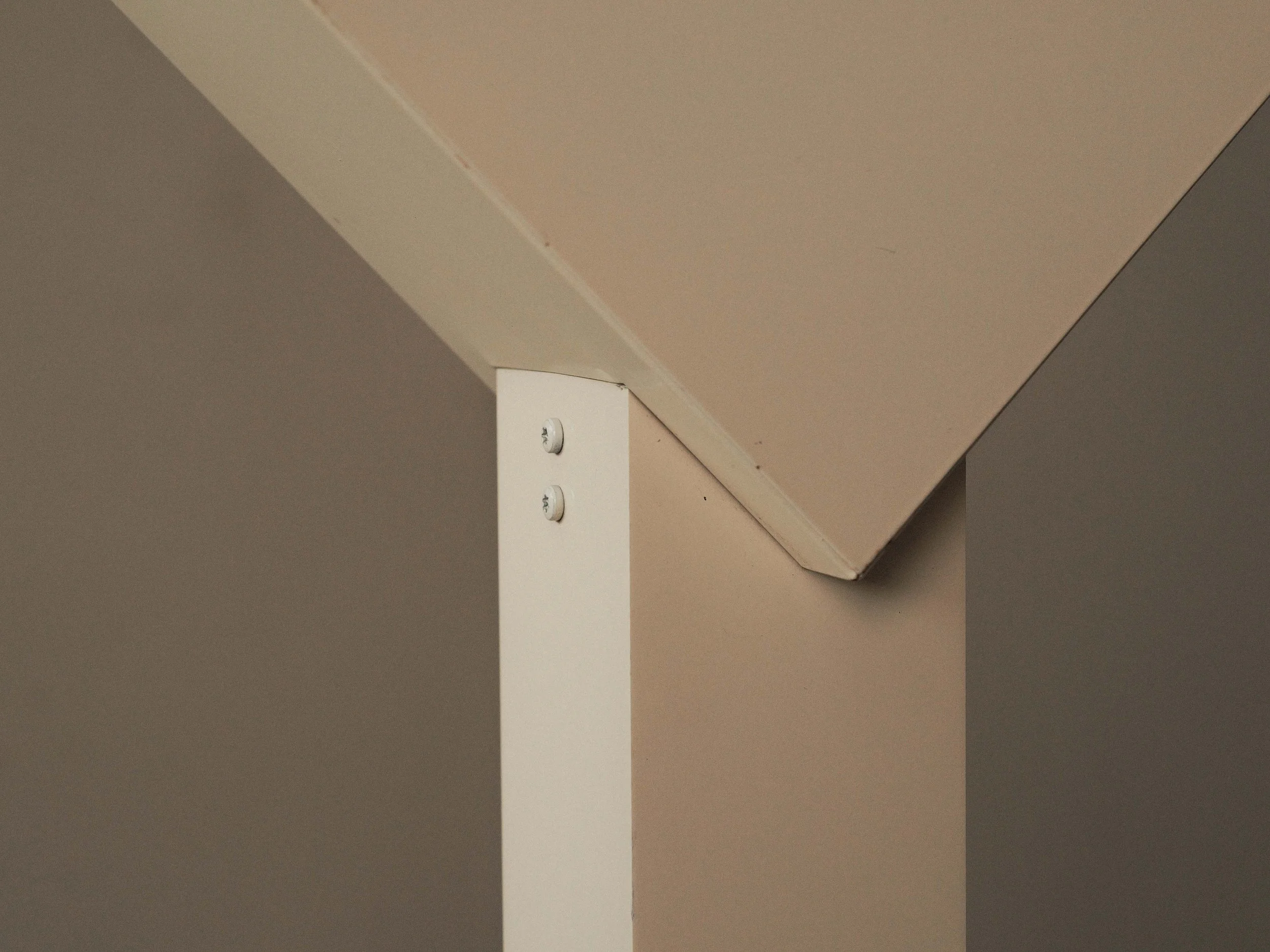 20260921L-lampadaire-minimaliste-et-geometrique-radical-design-couleur-creme-halogene-vers-1980-6.jpg