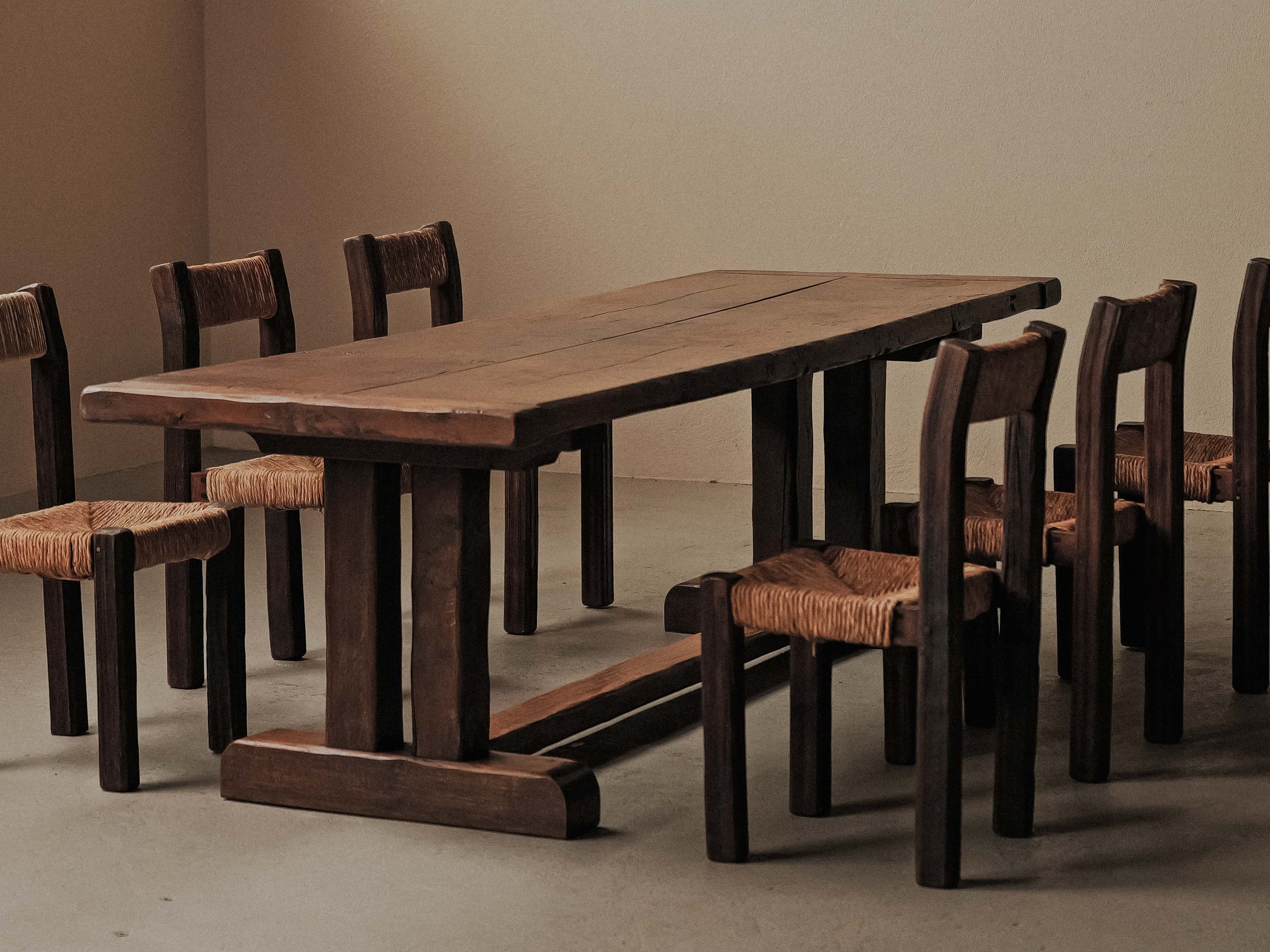 20260802T-Table-artisanale-en-chene-massif-signe-J.Mercier-Vers-1950-25.jpg