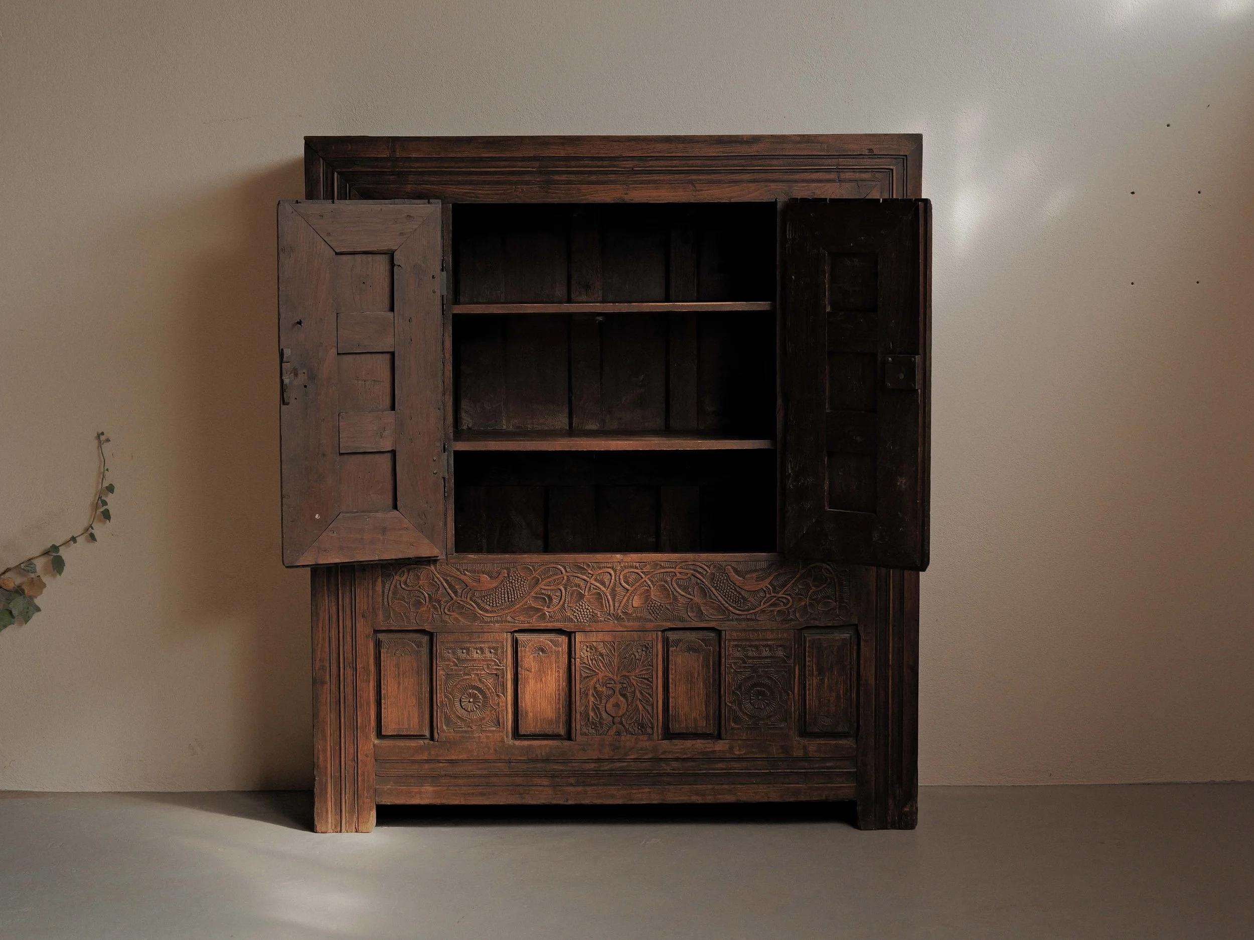 20260923M1-Armoire-coffre-en-chene-massif-entierement-sculptee-art-populaire-breton-19eme-siecle.jpg