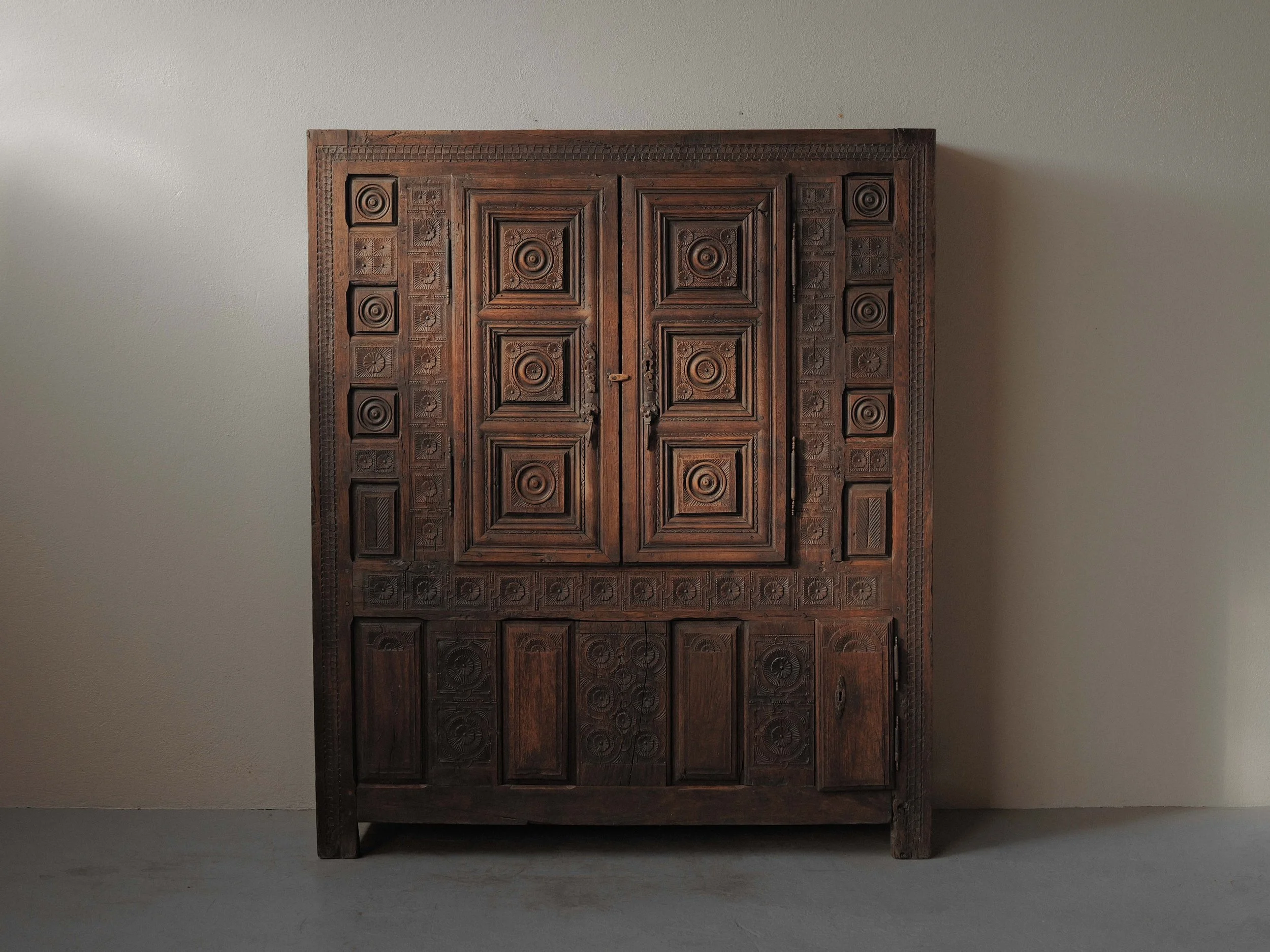 20260923M2-Armoire-coffre-en-chene-massif-entierement-sculptee-art-populaire-basque-19eme-siecle-7.jpg