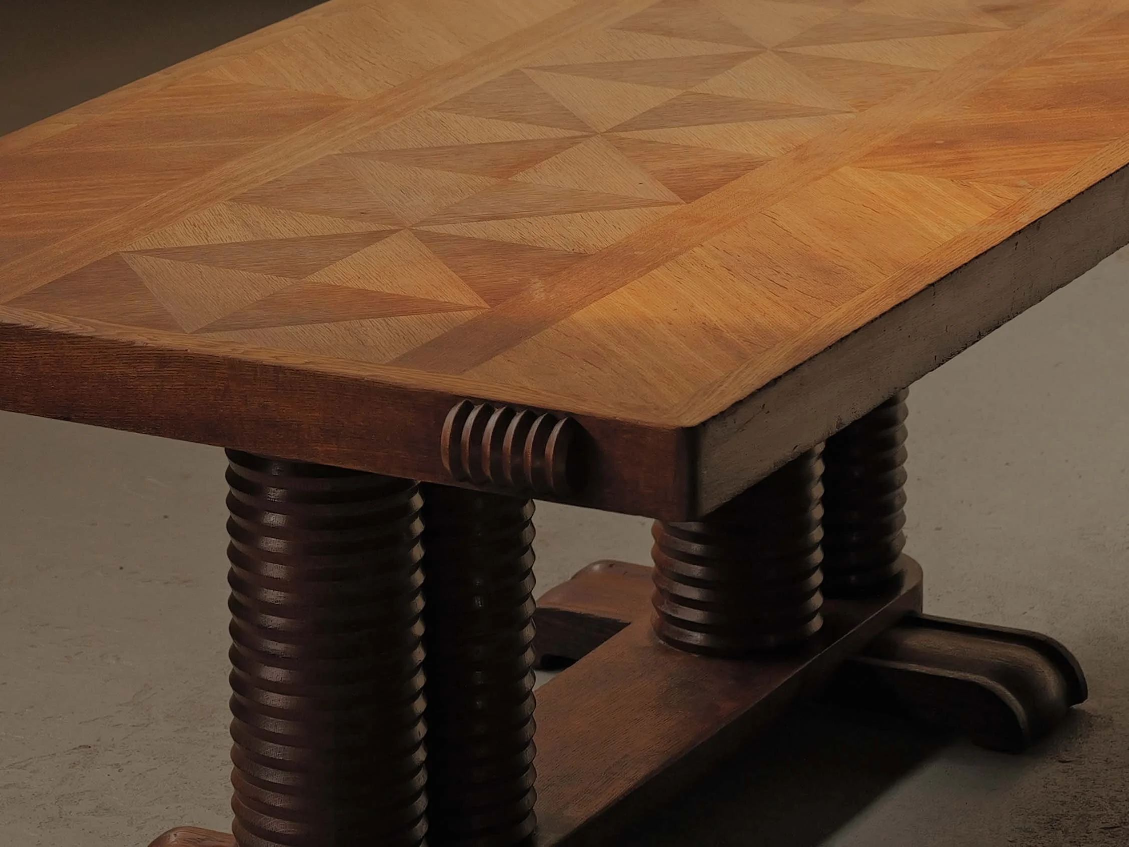 20260210T2-Table-art-deco-moderniste-chene-massif-et-marqueterie-de-chene-circa-1930-1940-5.jpg