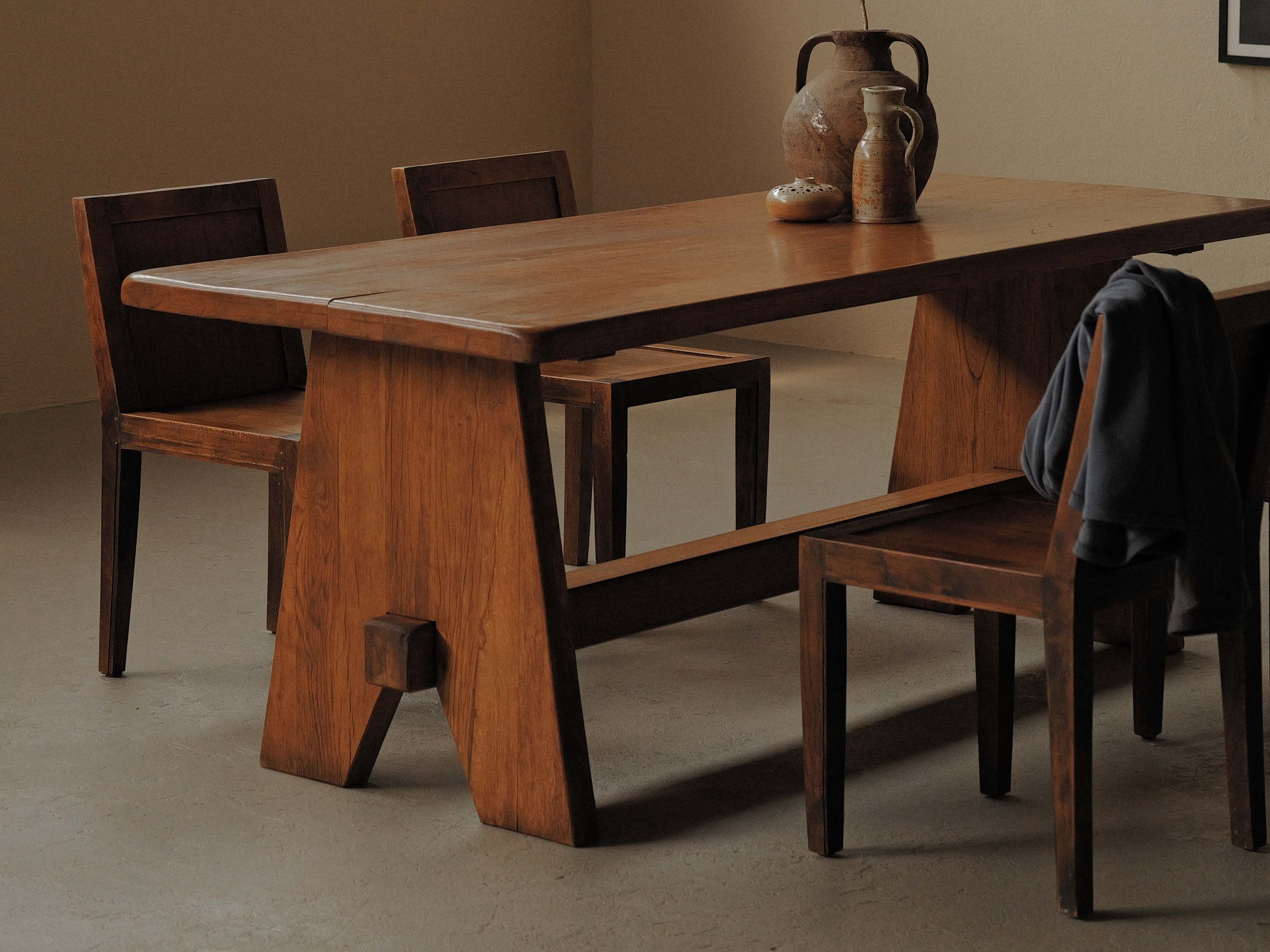 20260608T-table-de-repas-en-chene-massif-travail-artisanal-probablement-d-architecte-esprit-brutaliste-Vers-1980-17.jpg